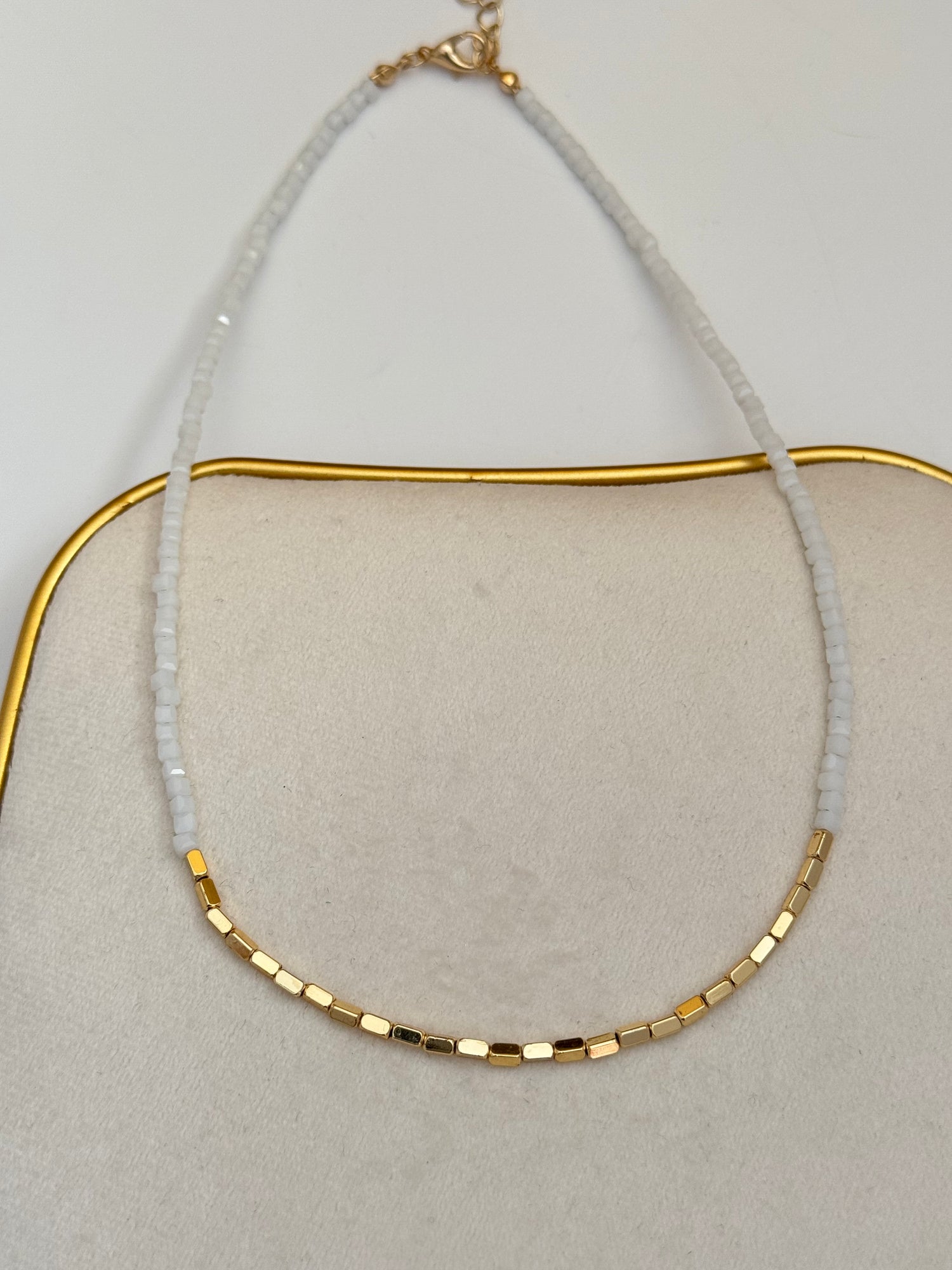 ARİN BEYAZ CAM BONCUKLU ALTIN KAPLAMA DETAYLI KOLYE