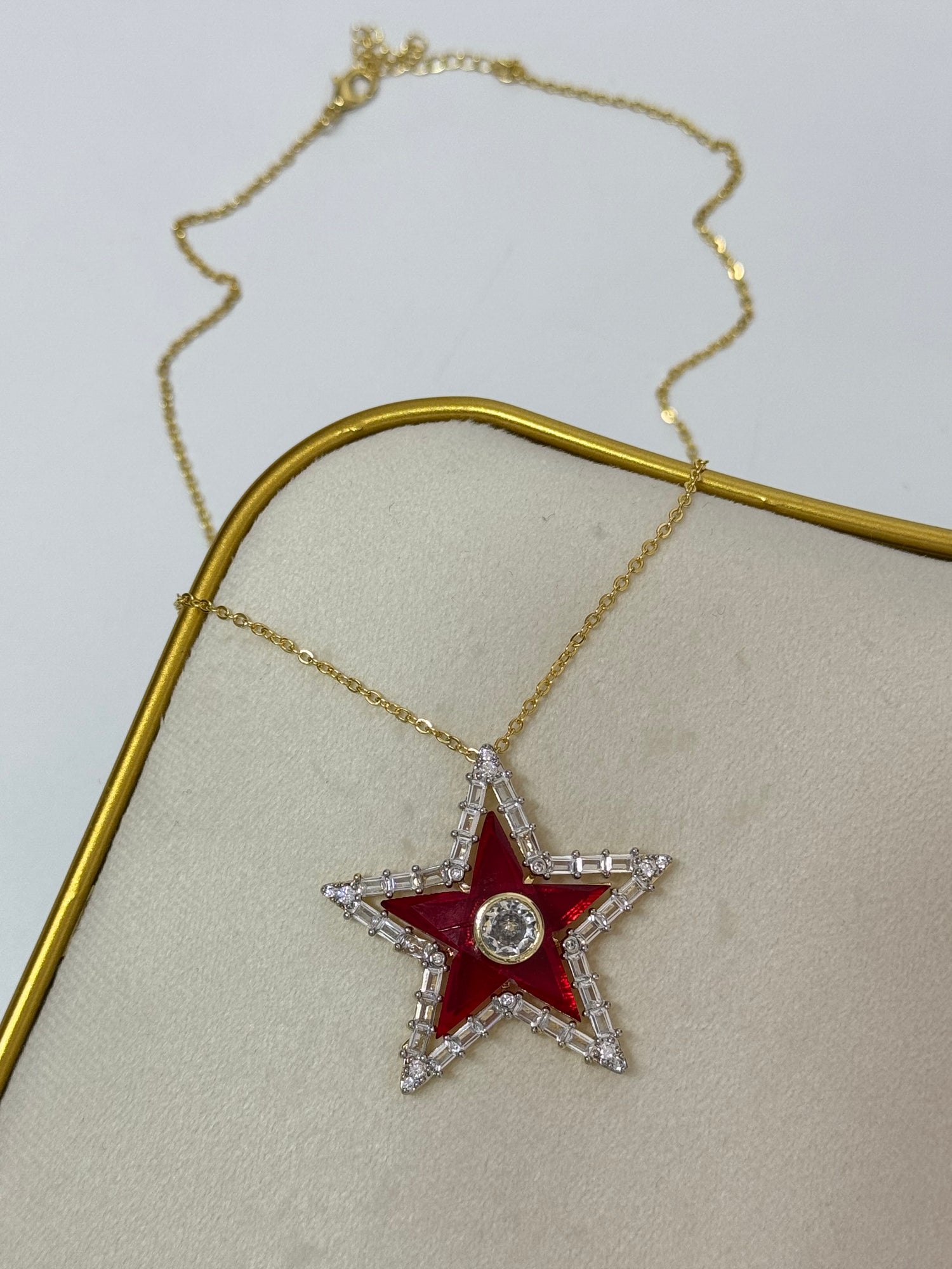 İTHAL KIRMIZI YILDIZ DETAYLI UZUN GOLD KOLYE