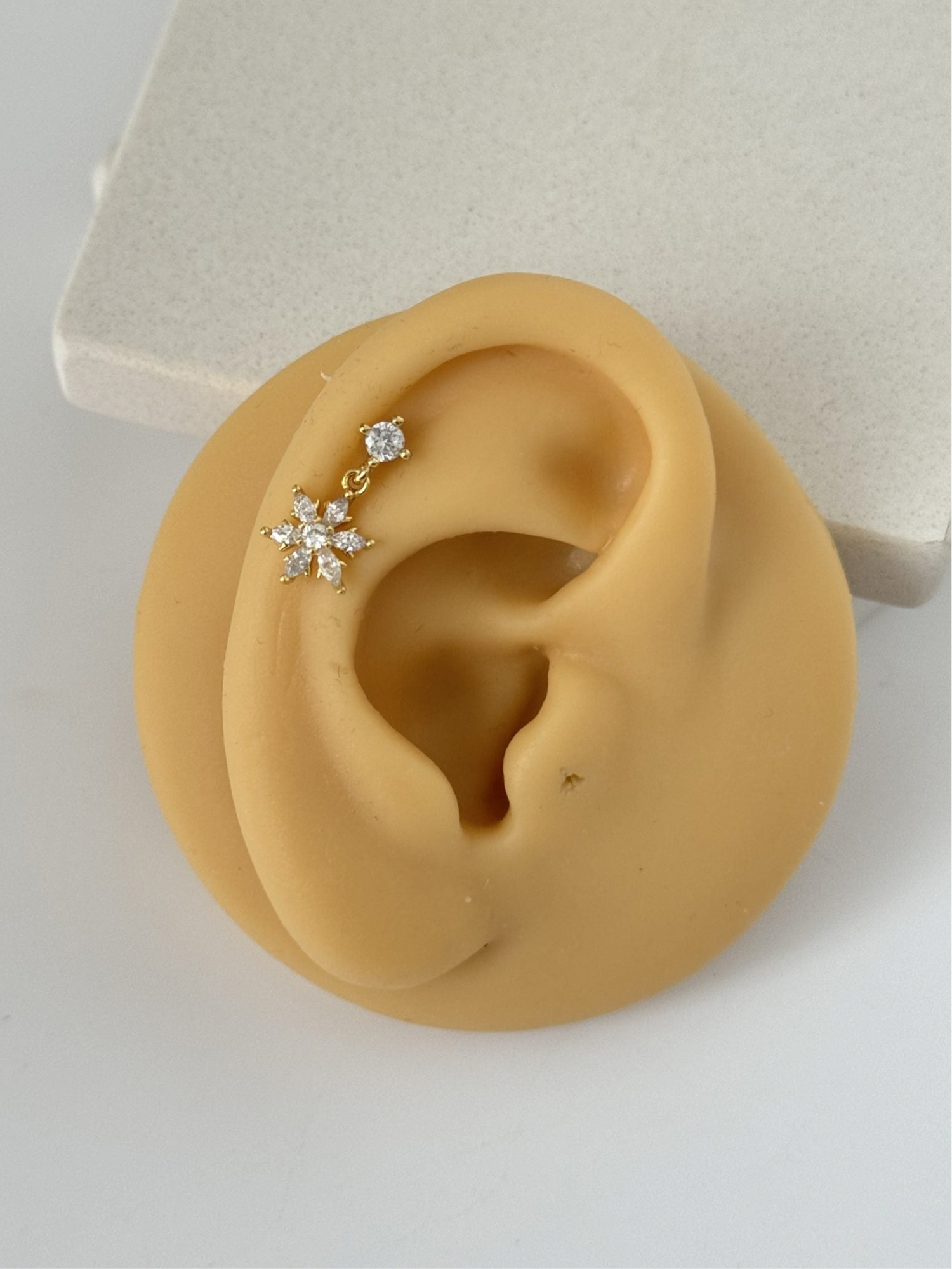 SALLANTILI ÇİÇEK TRAGUS PİERCİNG