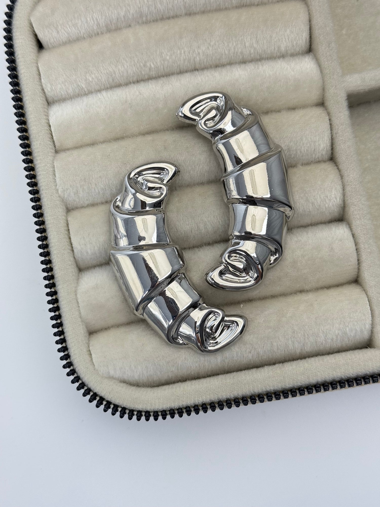 İTHAL KRUVASAN SİLVER KÜPE