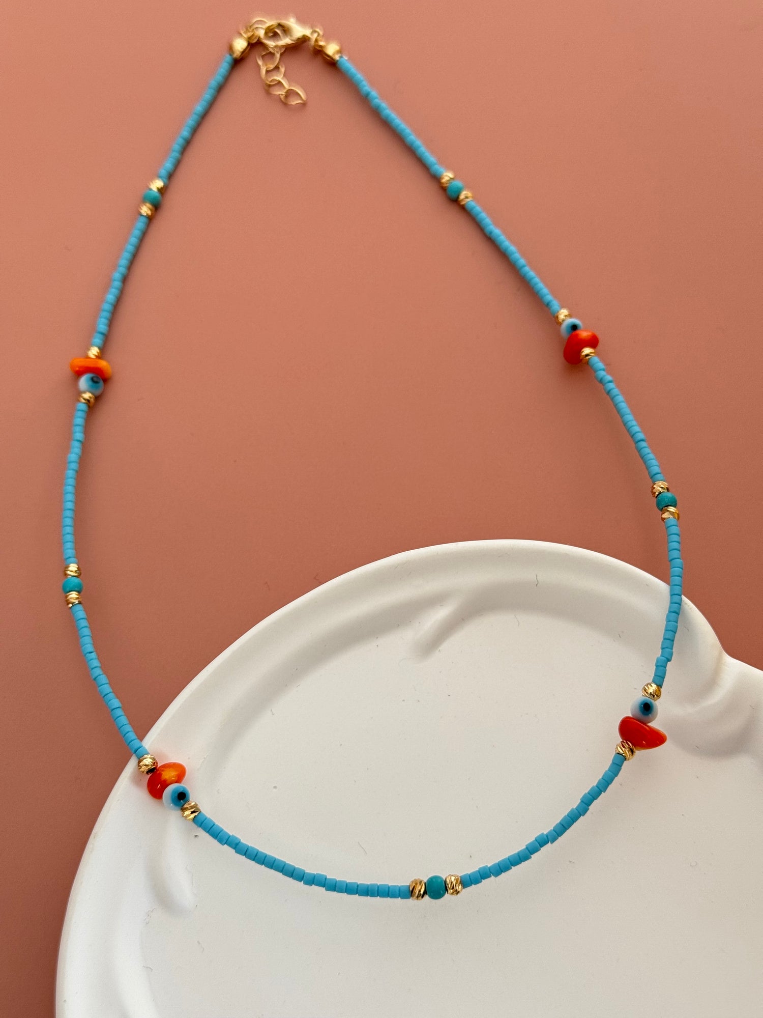 SERA NAZAR BONCUK VE DOĞAL TAŞ DETAYLI MAVİ BONCUK KOLYE