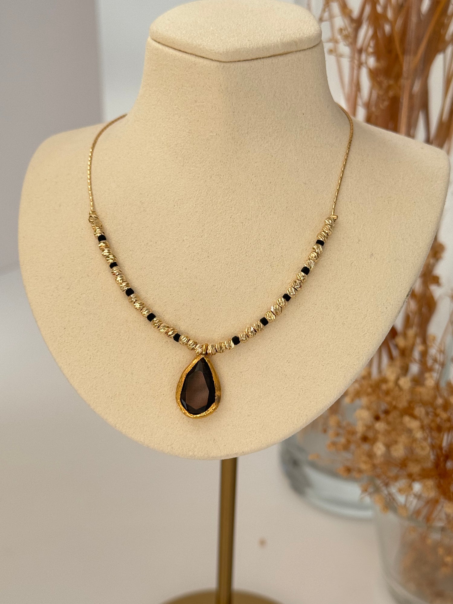 ARYAN SİYAH KRİSTAL TAŞLI ALTIN KAPLAMA DORİKA KOLYE