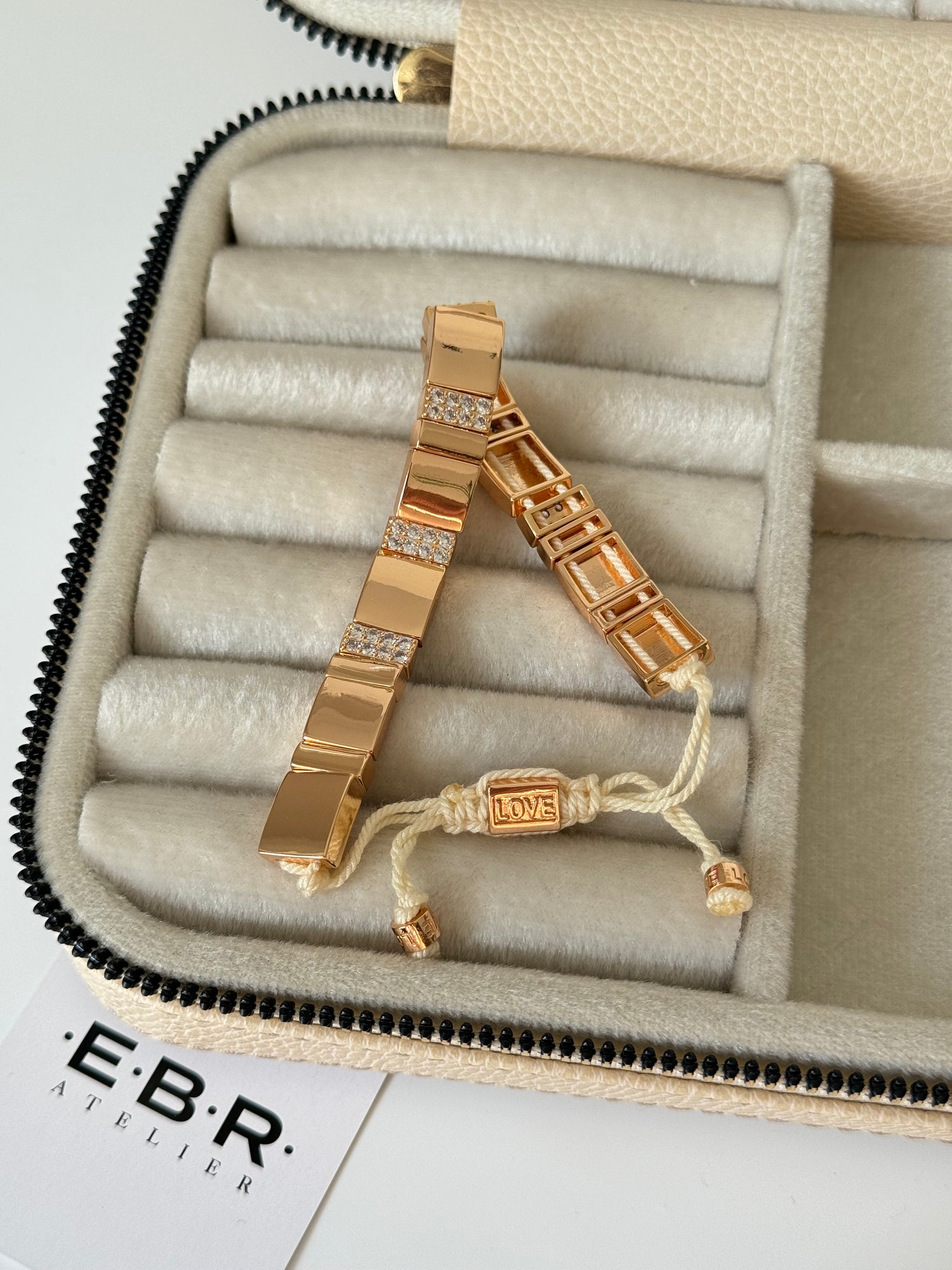 İTHAL TAŞ DETAYLI GOLD BEYAZ İPLİ BİLEKLİK