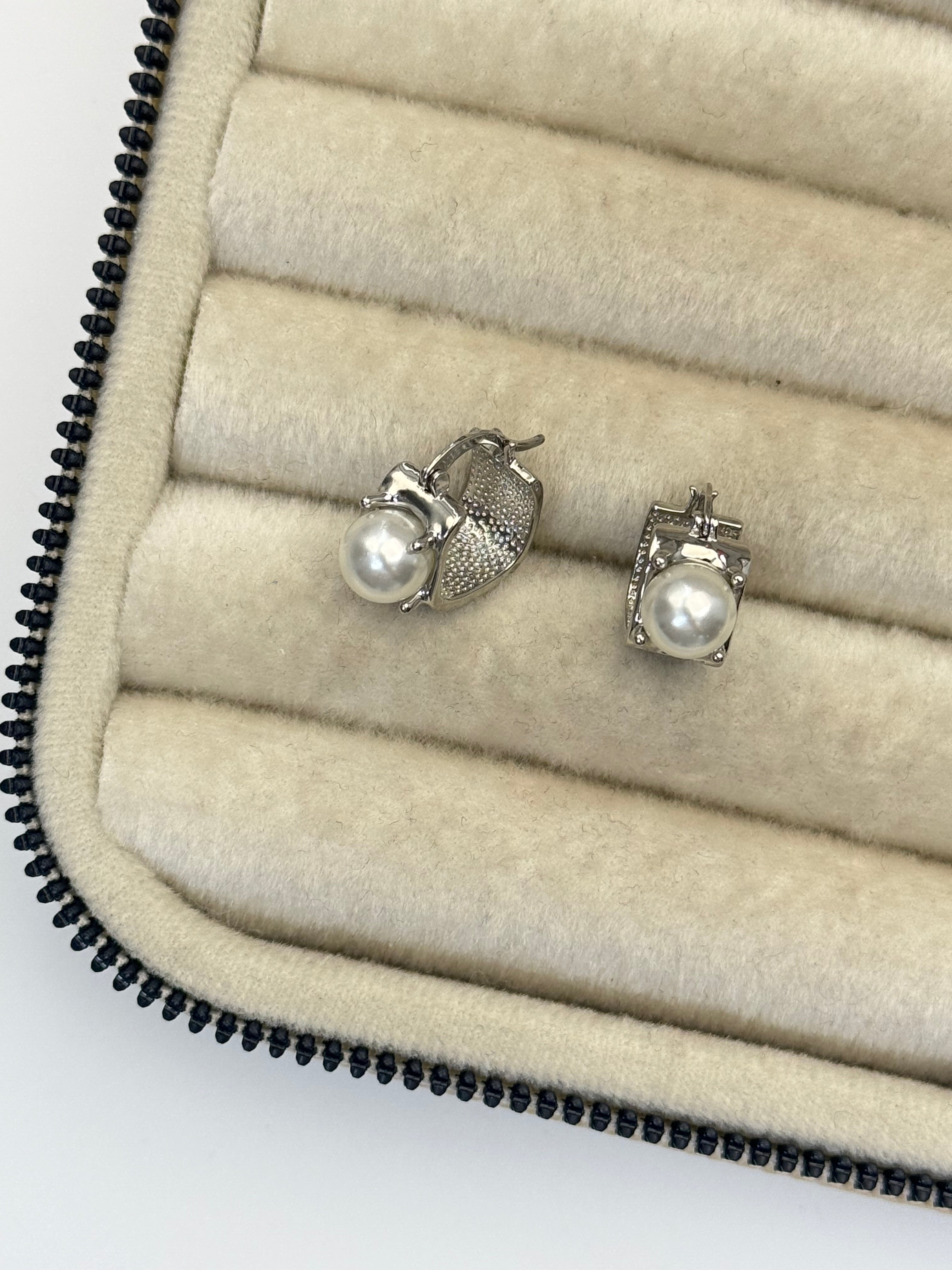 İNCİ DETAYLI SİLVER KARE HALKA KÜPE