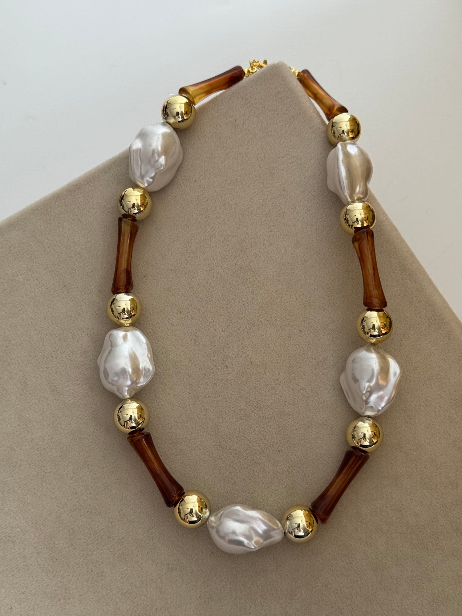 İTHAL İNCİ DETAYLI KAHVERENGİ GOLD TOP KOLYE