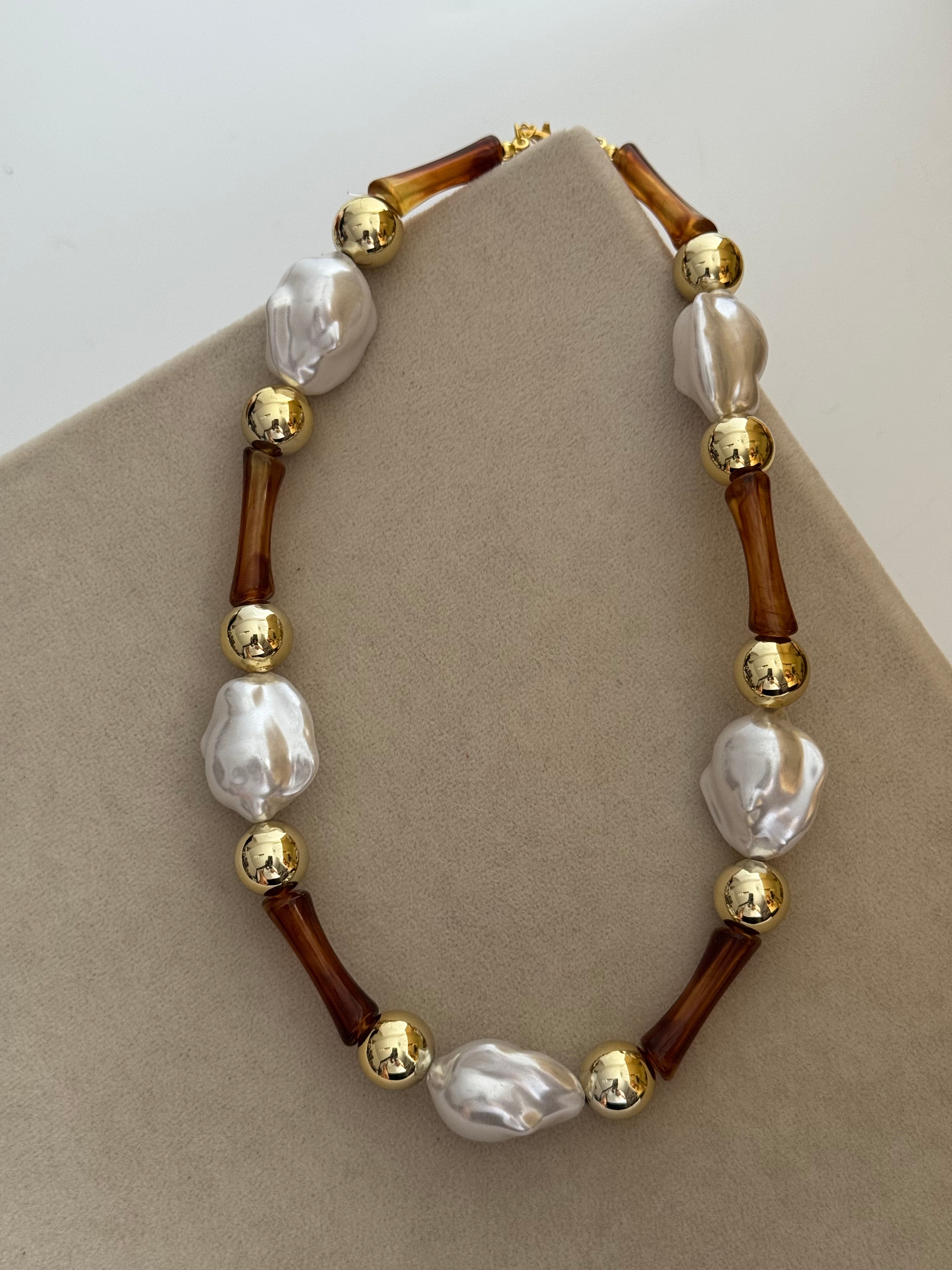 İTHAL İNCİ DETAYLI KAHVERENGİ GOLD TOP KOLYE