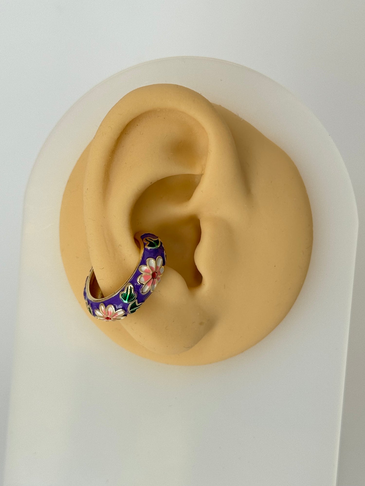 MİSA MOR MİNELİ ÇİÇEK DETAYLI KIKIRDAK KÜPE EARCUFF