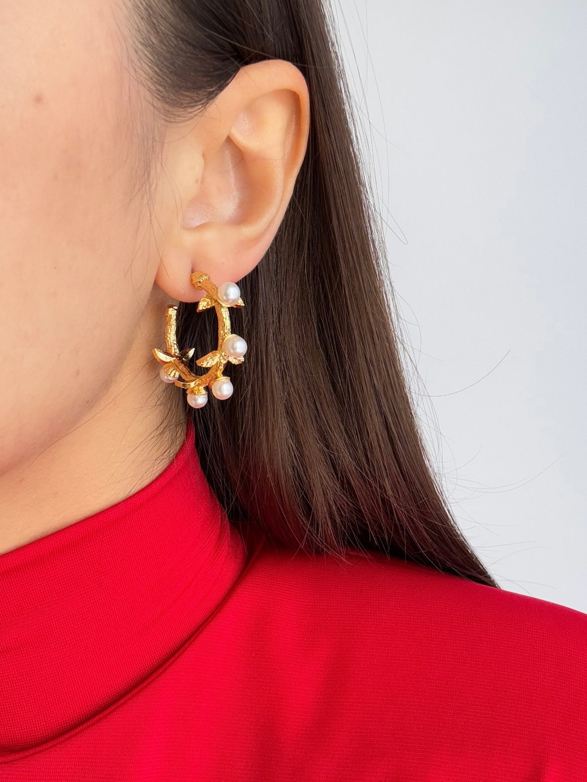 İNCİ DETAYLI ALTIN KAPLAMA HALKA KÜPE