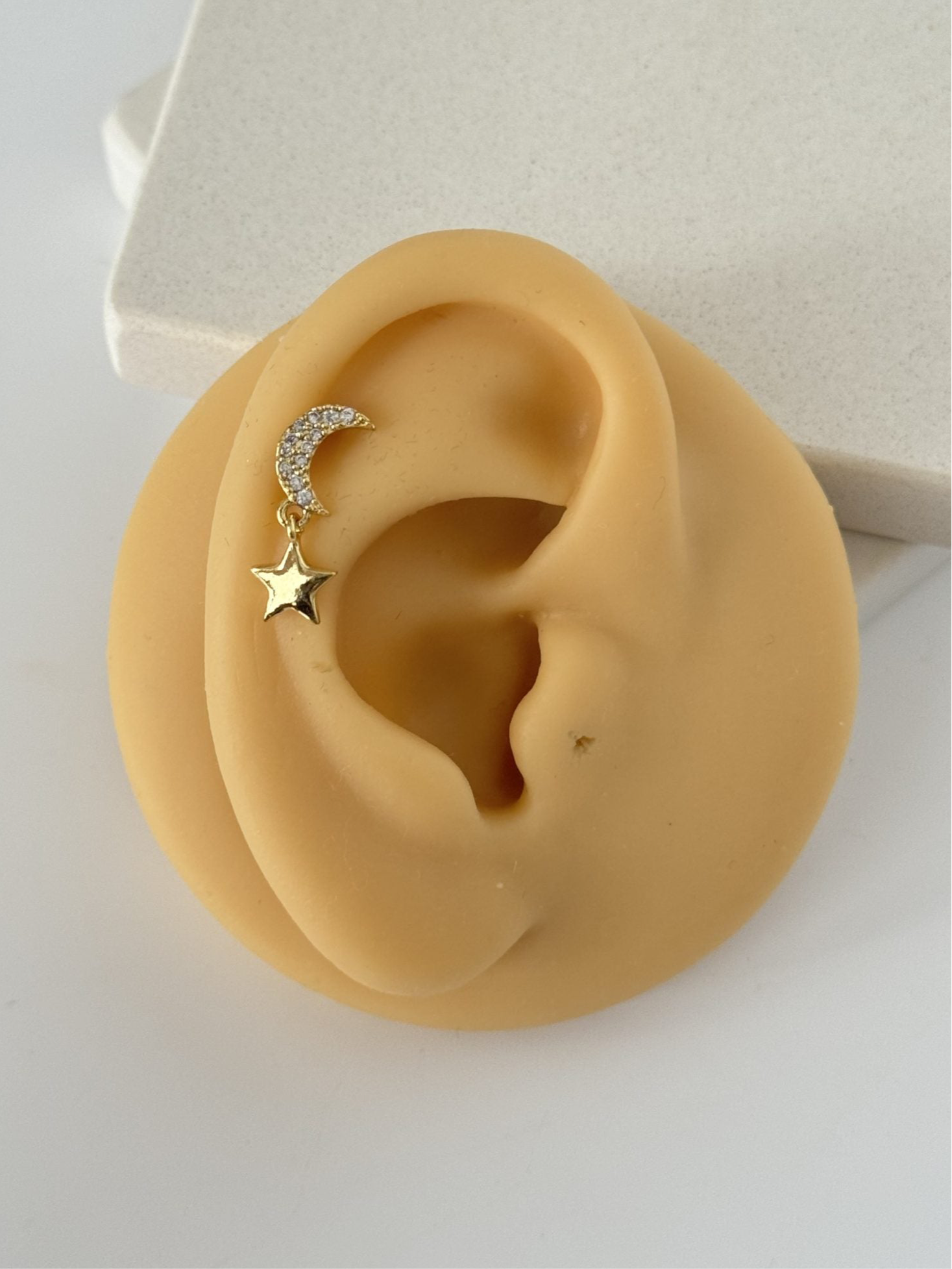 YILDIZ DETAYLI AY TRAGUS PİERCİNG