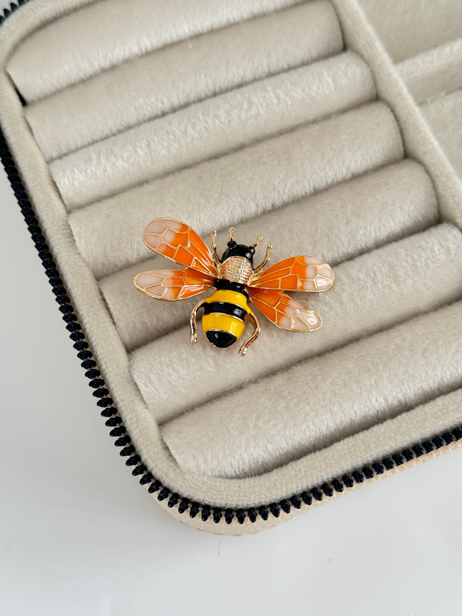 İTHAL ARI DETAYLI BROŞ