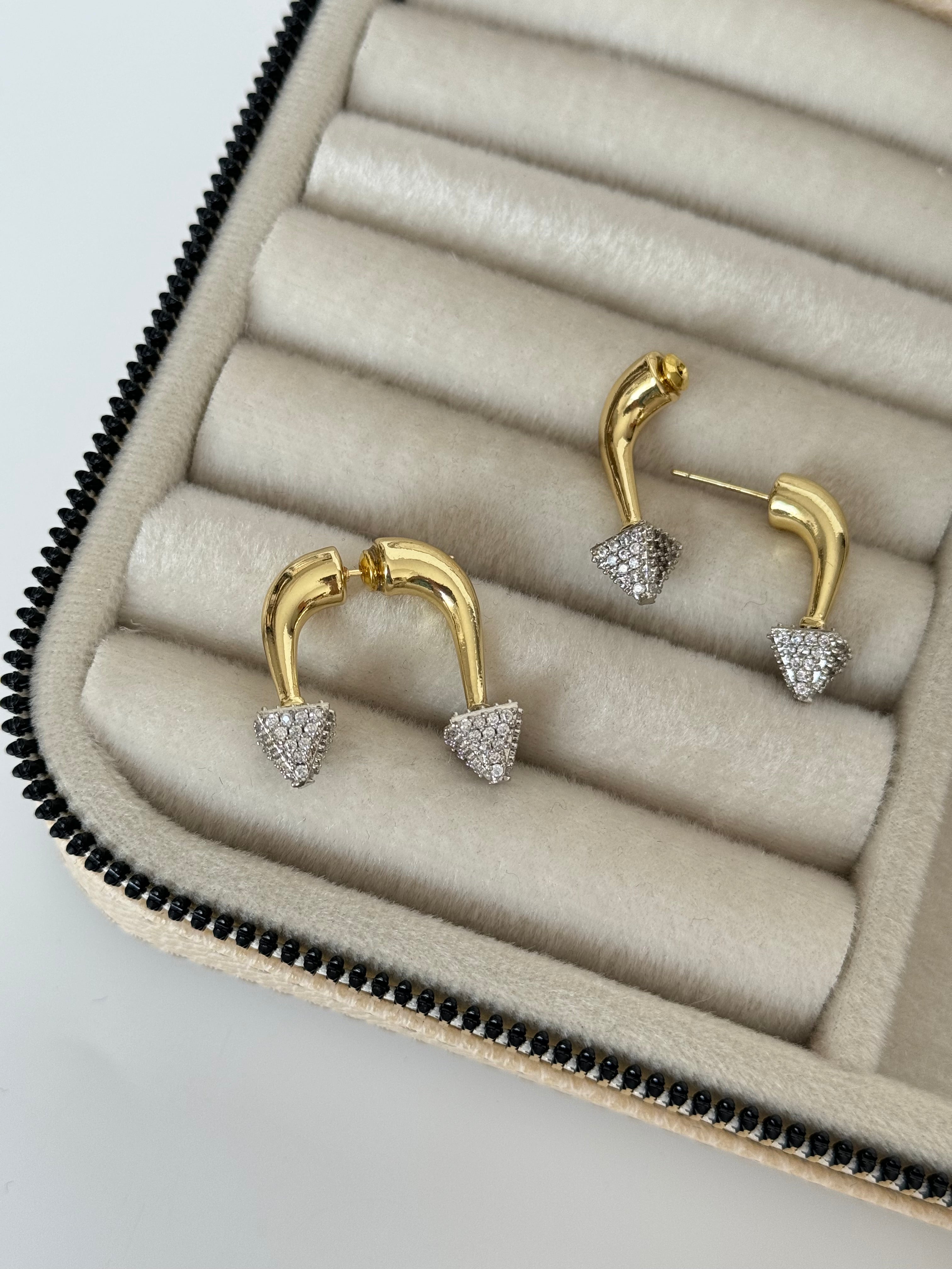 İTHAL MARKA MODEL ÇİVİ DETAYLI SİLVER TAŞ DETAYLI GOLD KÜPE