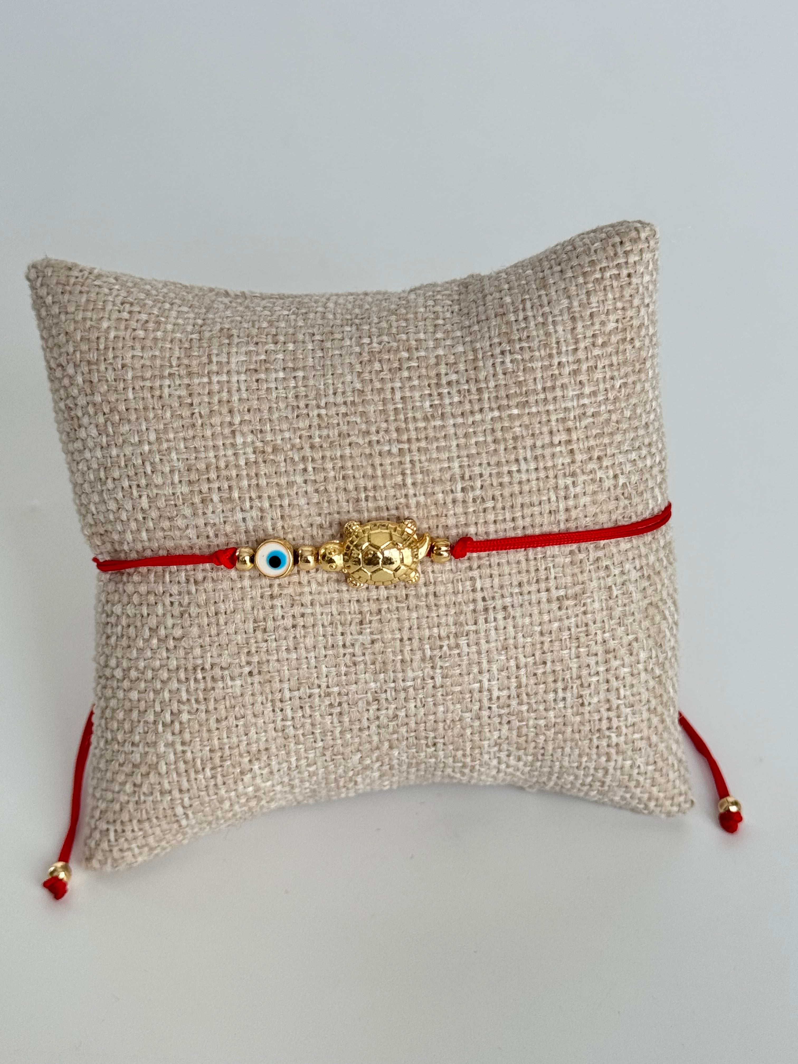 İTHAL KAPLUMBAĞA DETAYLI KIRMIZI İPLİ HALHAL BİLEKLİK