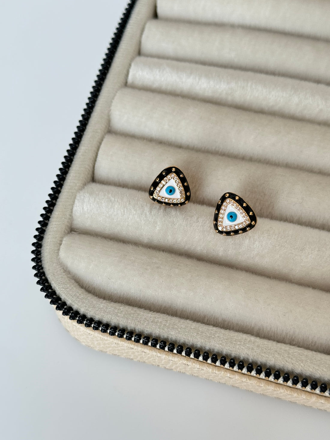 İTHAL ÜÇGEN DETAYLI SİYAH GÖZLÜ KÜPE