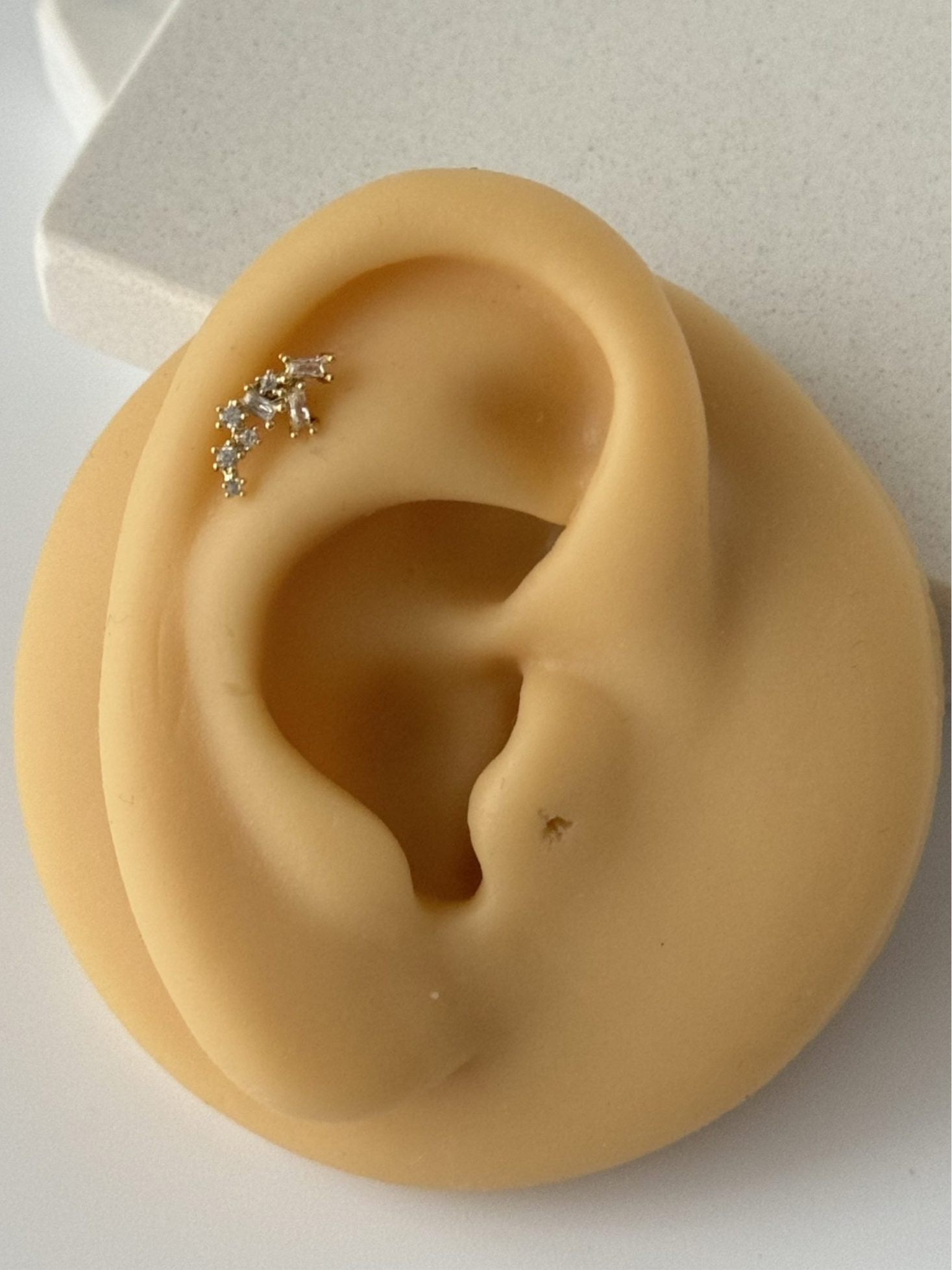 TAŞLI TRAGUS PİERCİNG