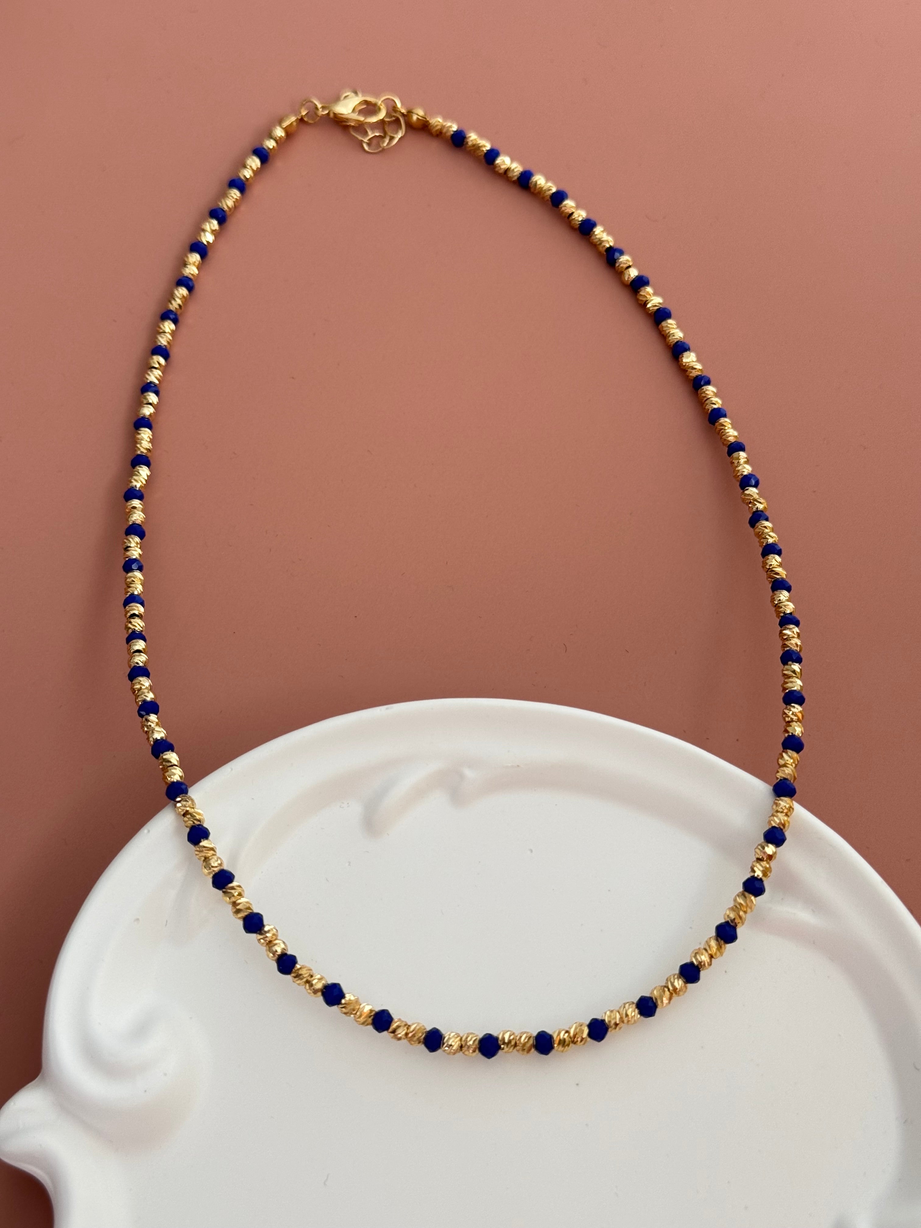 ORİN LACİVERT BONCUKLU ALTIN KAPLAMA DETAYLI KOLYE