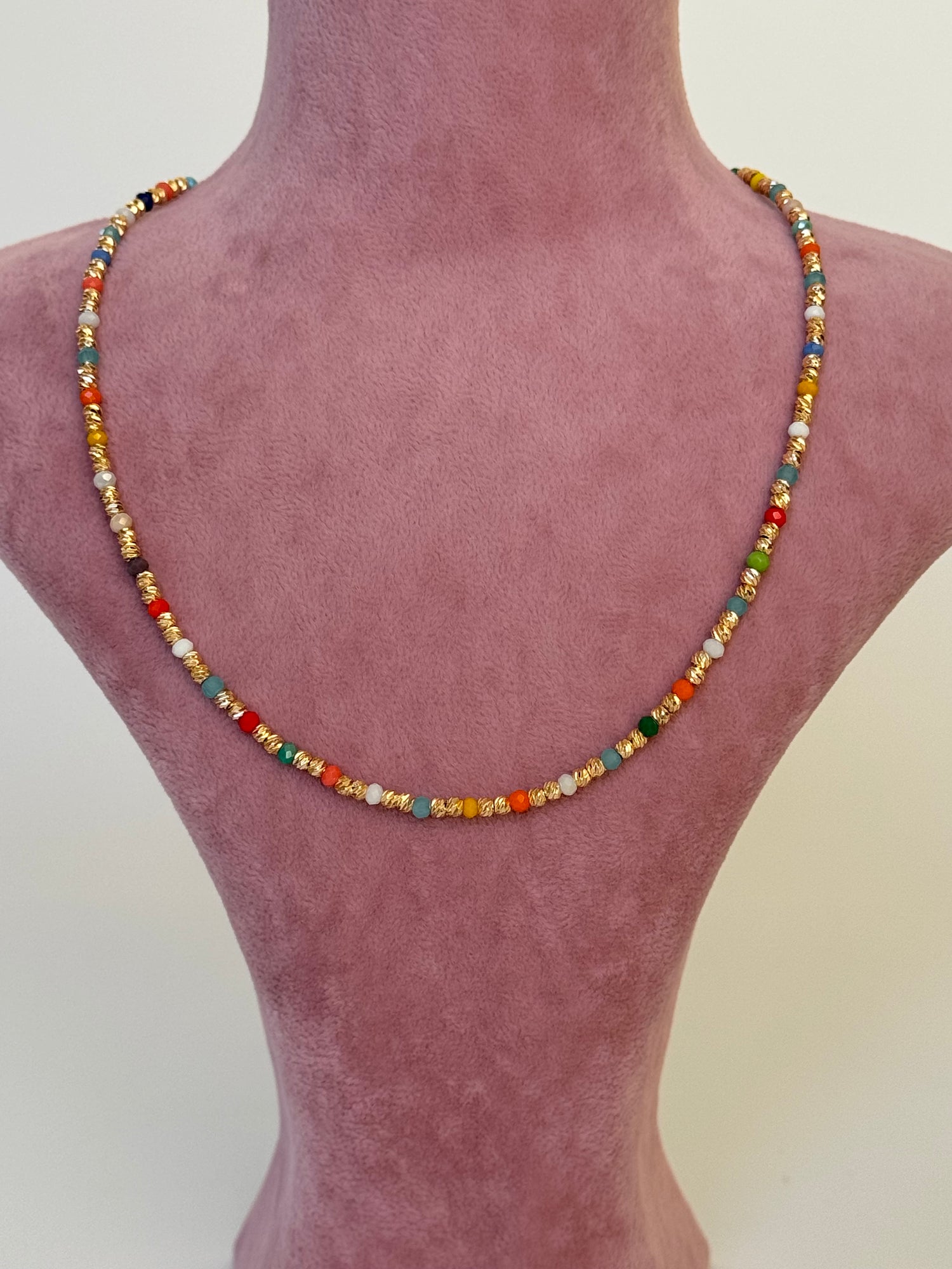 ORİN RENKLİ BONCUKLU ALTIN KAPLAMA DETAYLI KOLYE