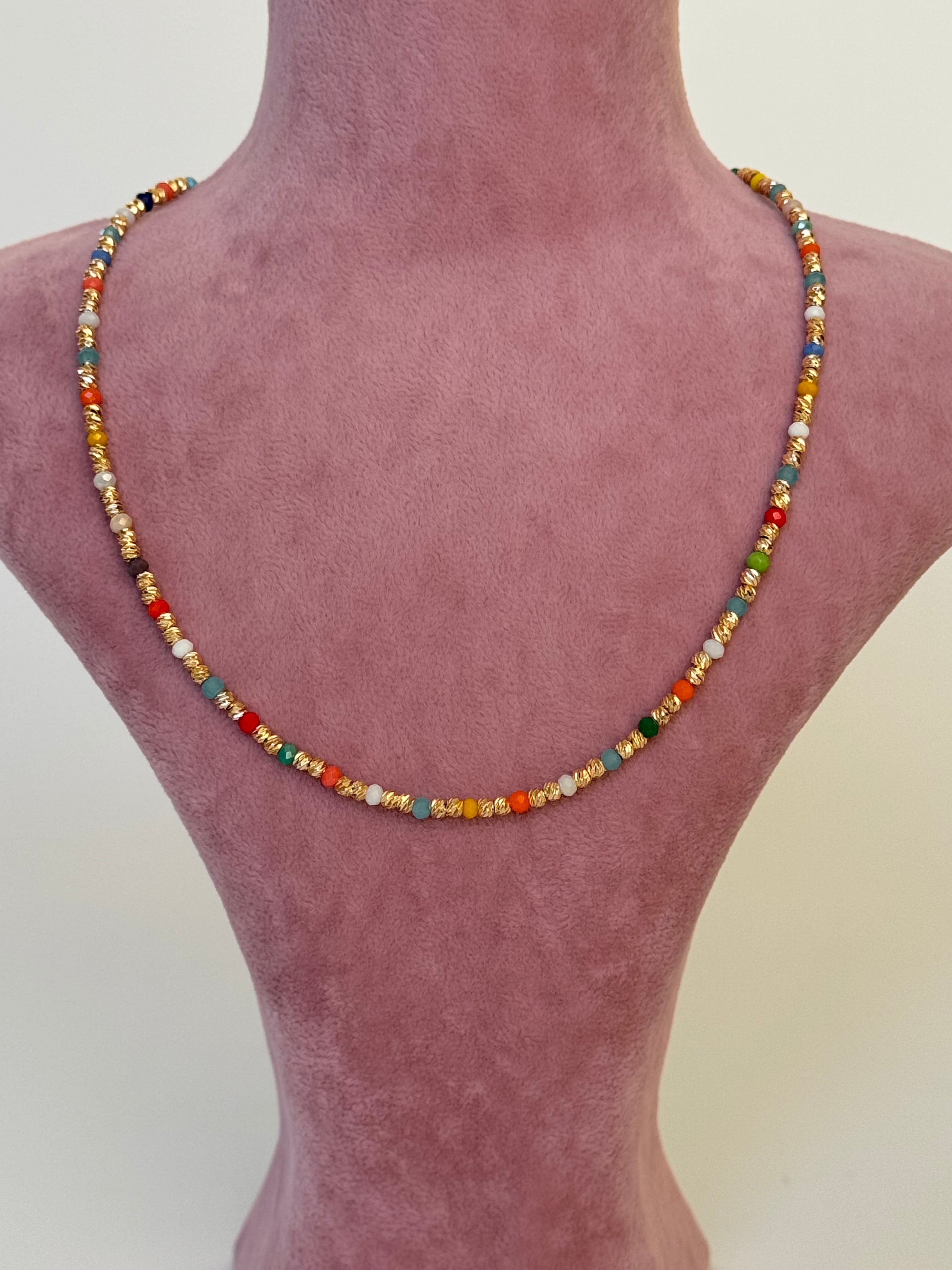 ORİN RENKLİ BONCUKLU ALTIN KAPLAMA DETAYLI KOLYE