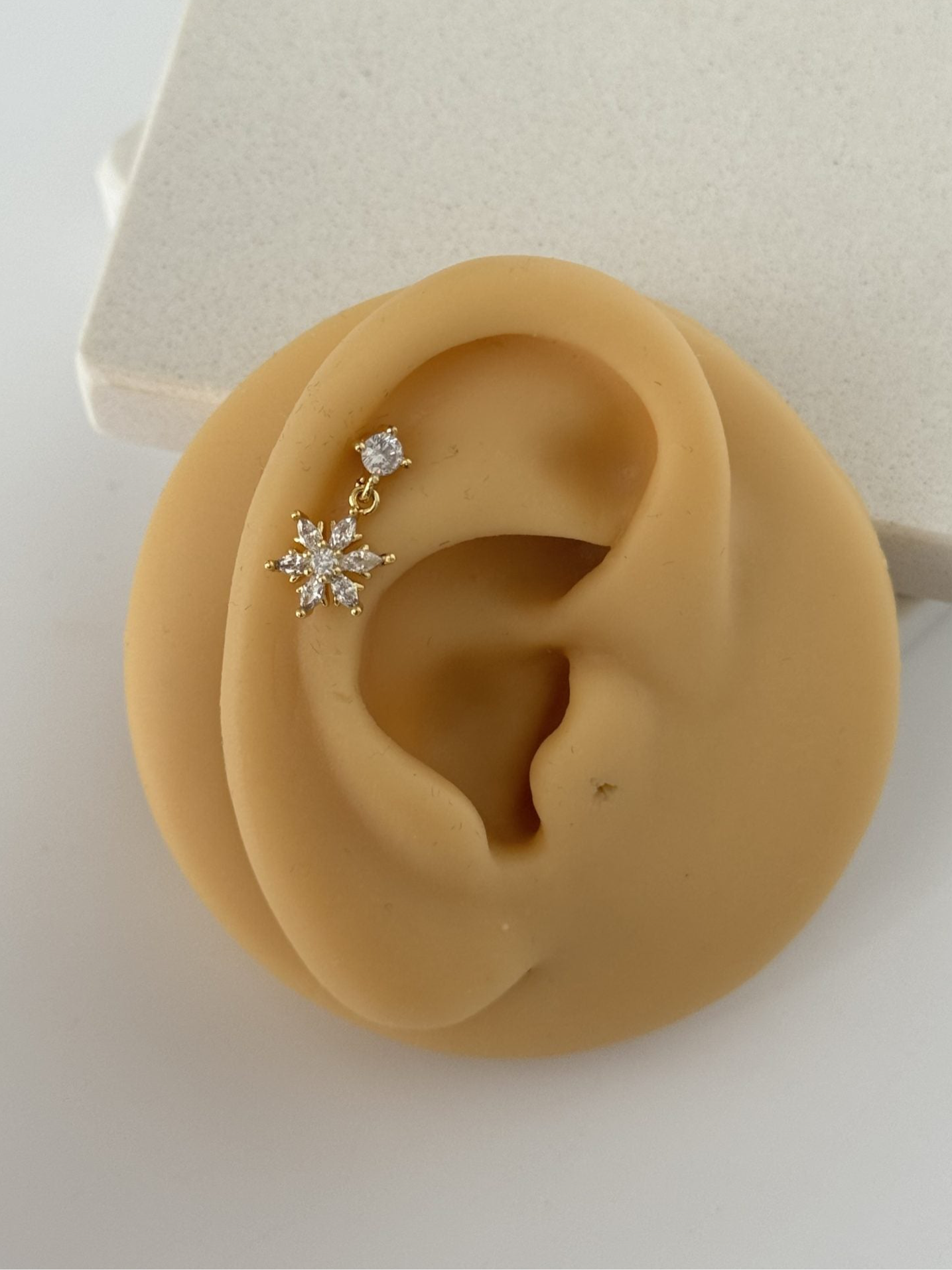 SALLANTILI ÇİÇEK TRAGUS PİERCİNG