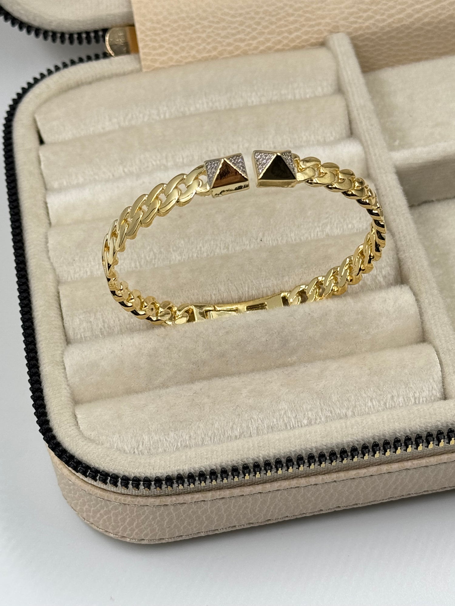 İTHAL ÜÇGEN DETAYLI ZİNCİR GOLD KELEPÇE BİLEZİK