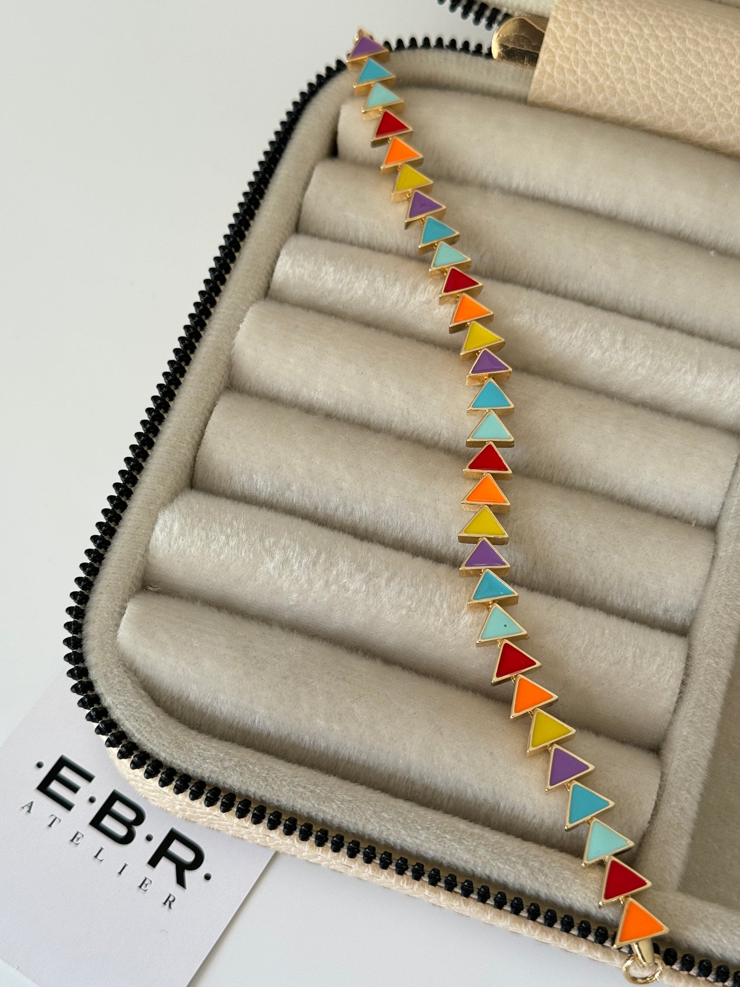 İTHAL RENKLİ ÜÇGEN DETAYLI BİLEKLİK