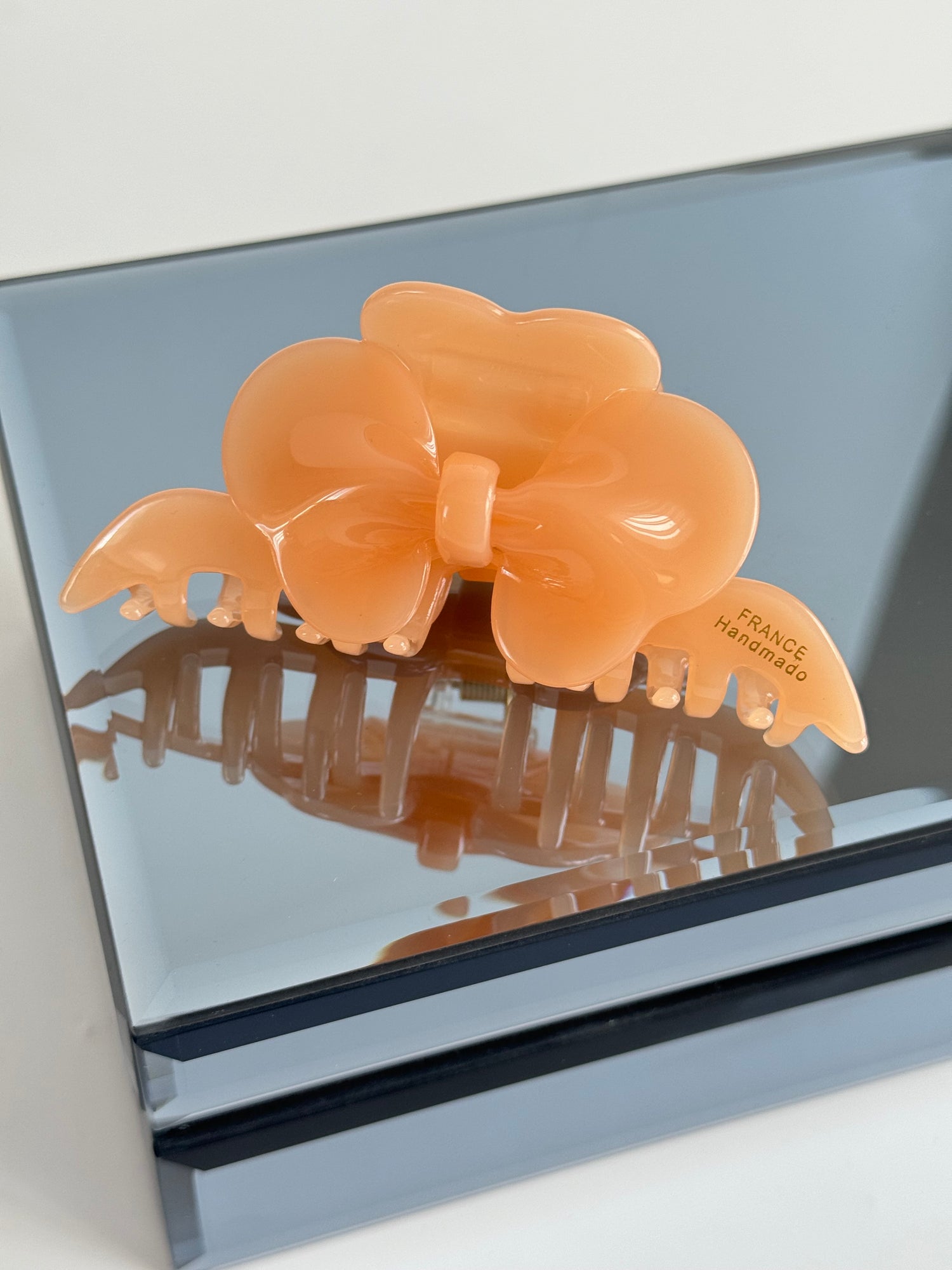 İTHAL ÇİÇEK DETAYLI SOMON RENK KEMİK MANDAL TOKA