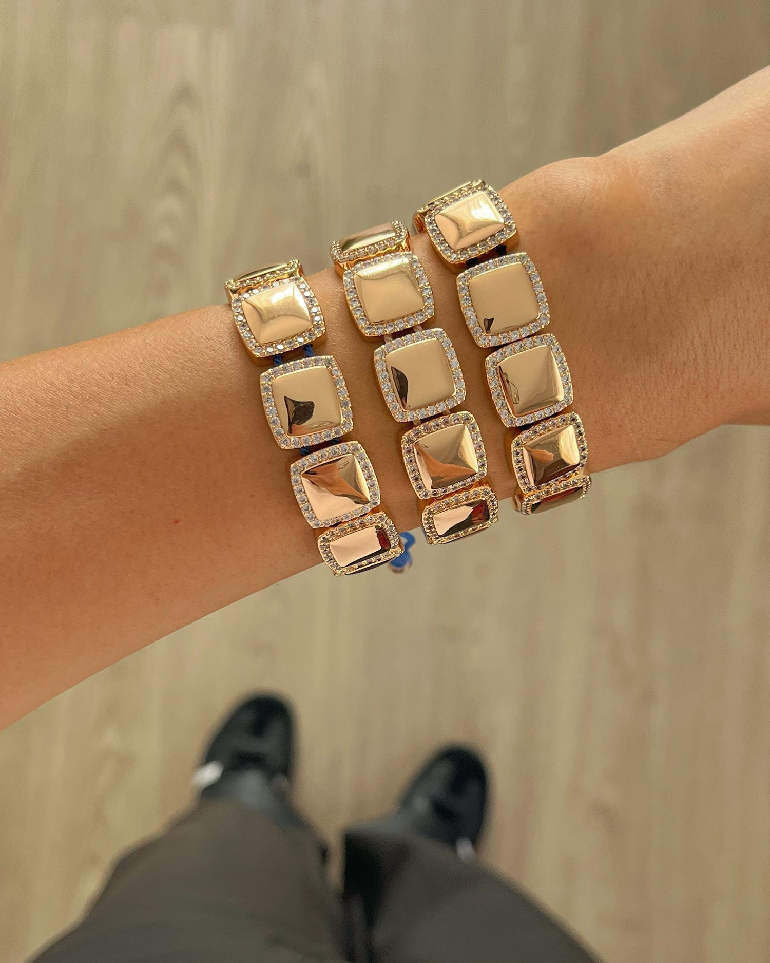 İTHAL KARE TAŞ DETAYLI GOLD MAVİ İPLİ BİLEKLİK