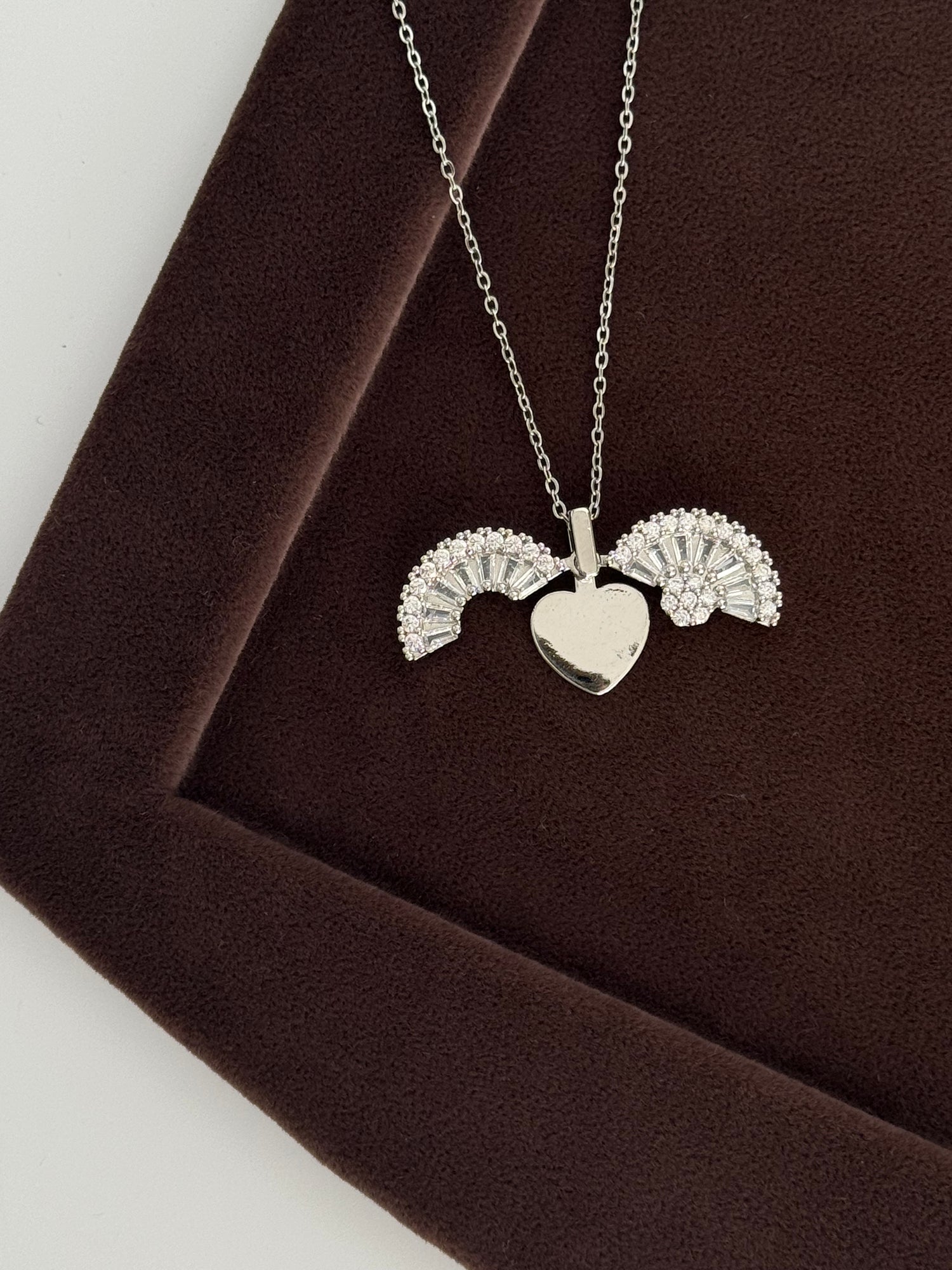 TAŞLI AÇILABİLİR KALP DETAYLI SİLVER ÇELİK KOLYE