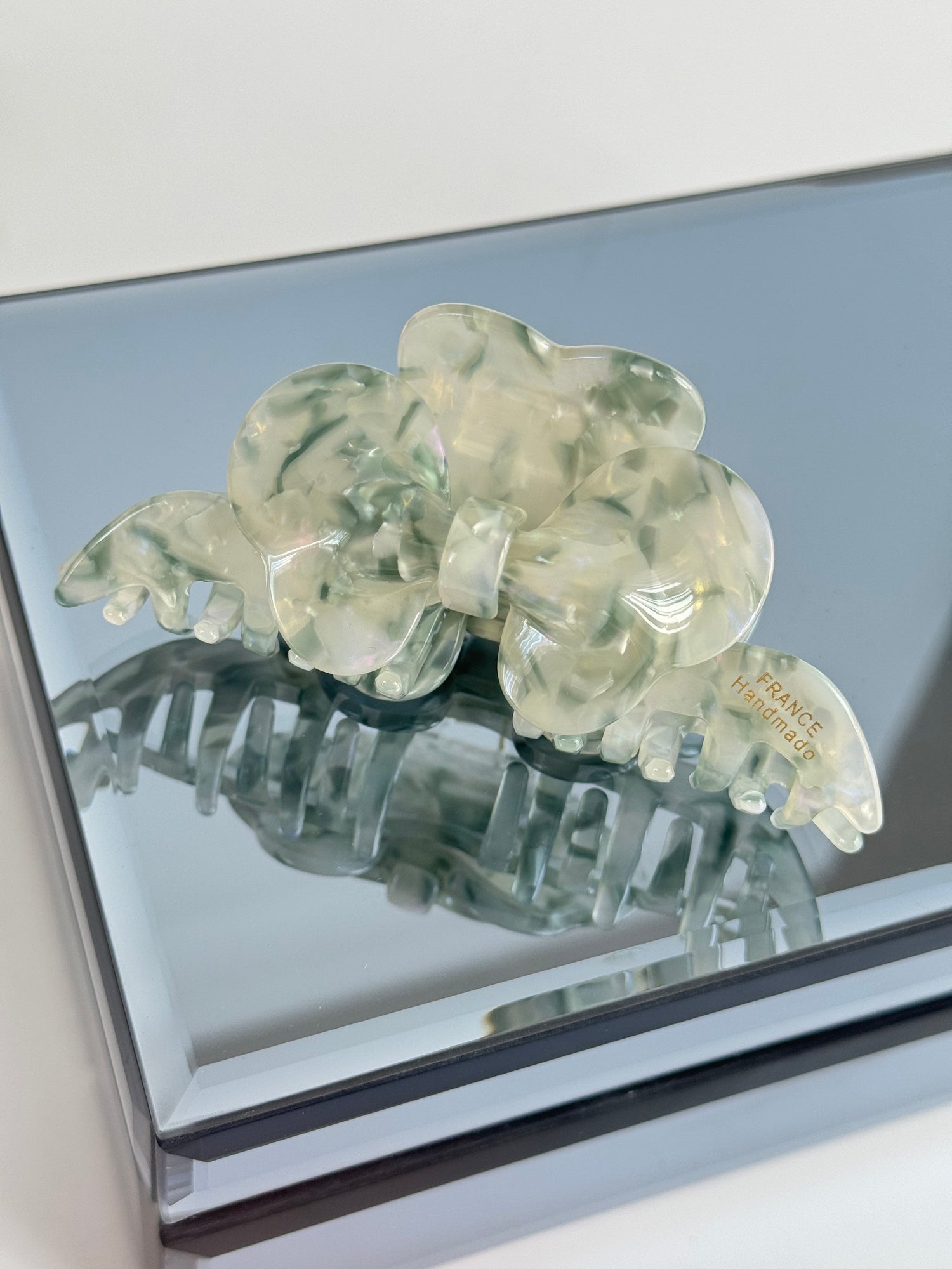 İTHAL ÇİÇEK DETAYLI YEŞİL SEDEFLİ KEMİK MANDAL TOKA