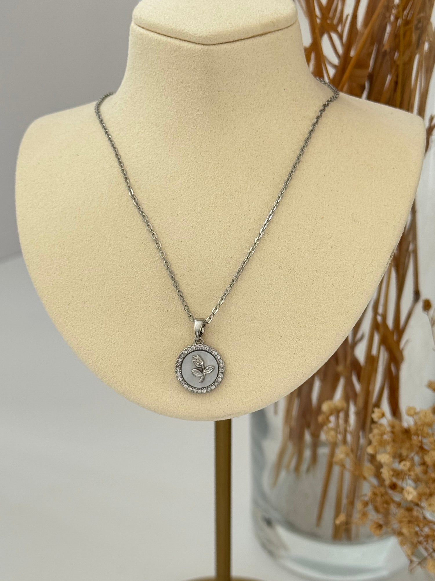 GÜL DETAYLI SİLVER ÇELİK KOLYE