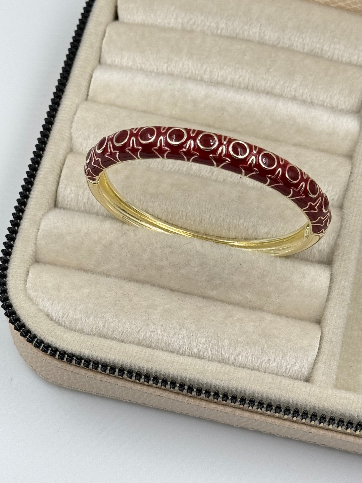 İTHAL BORDO MİNELİ TAŞ DETAYLI GOLD KELEPÇE BİLEZİK