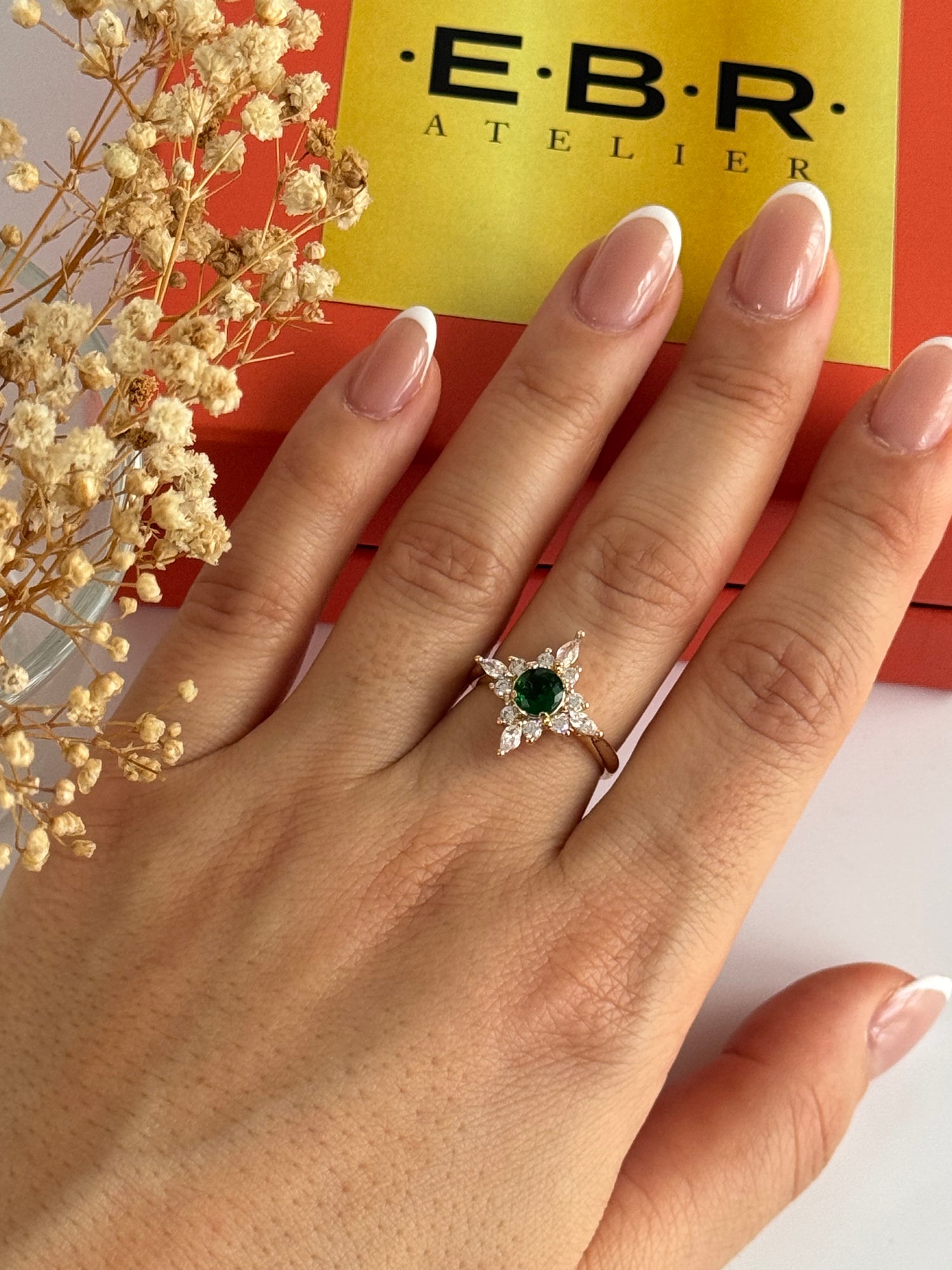 İTHAL YEŞİL TAŞLI YILDIZ DETAYLI GOLD AYARLANABİLİR YÜZÜK