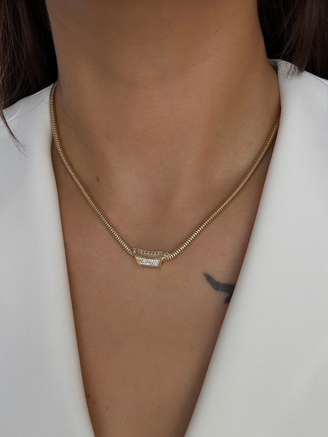 İTHAL TAŞ DETAYLI GOLD KOLYE