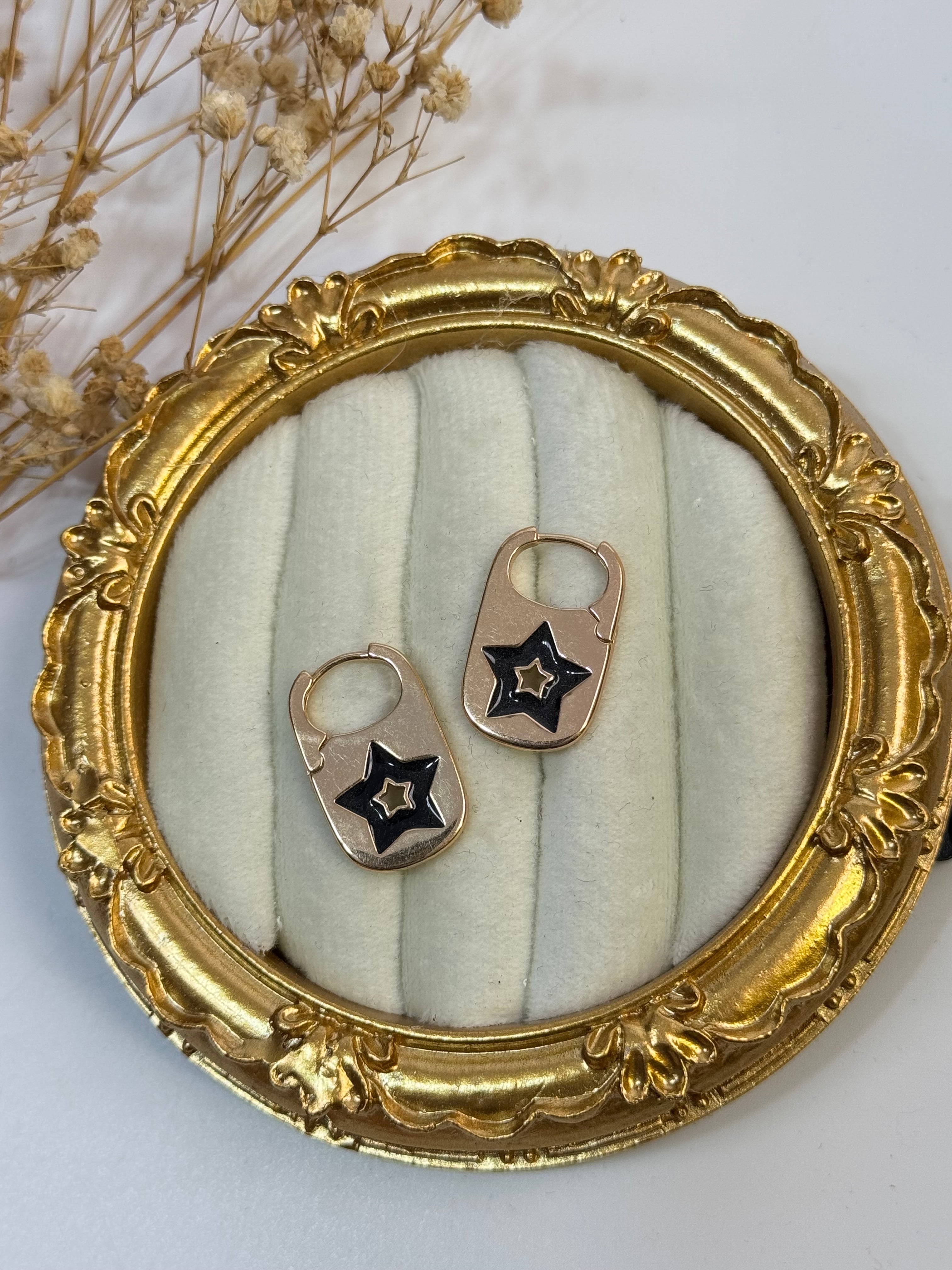 İTHAL SİYAH MİNELİ YILDIZ DETAYLI KÜPE