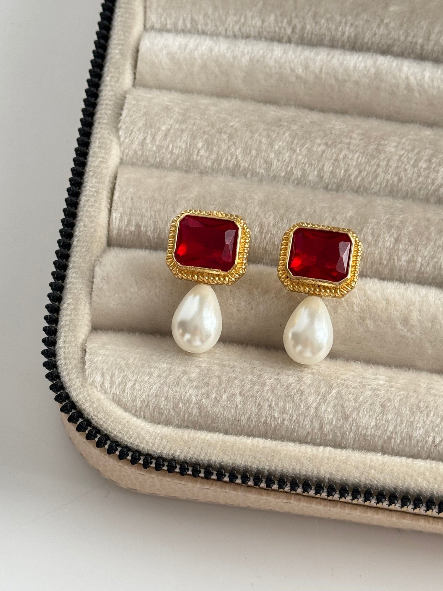 İNCİ DETAYLI KIRMIZI TAŞLI ALTIN KAPLAMA KÜPE