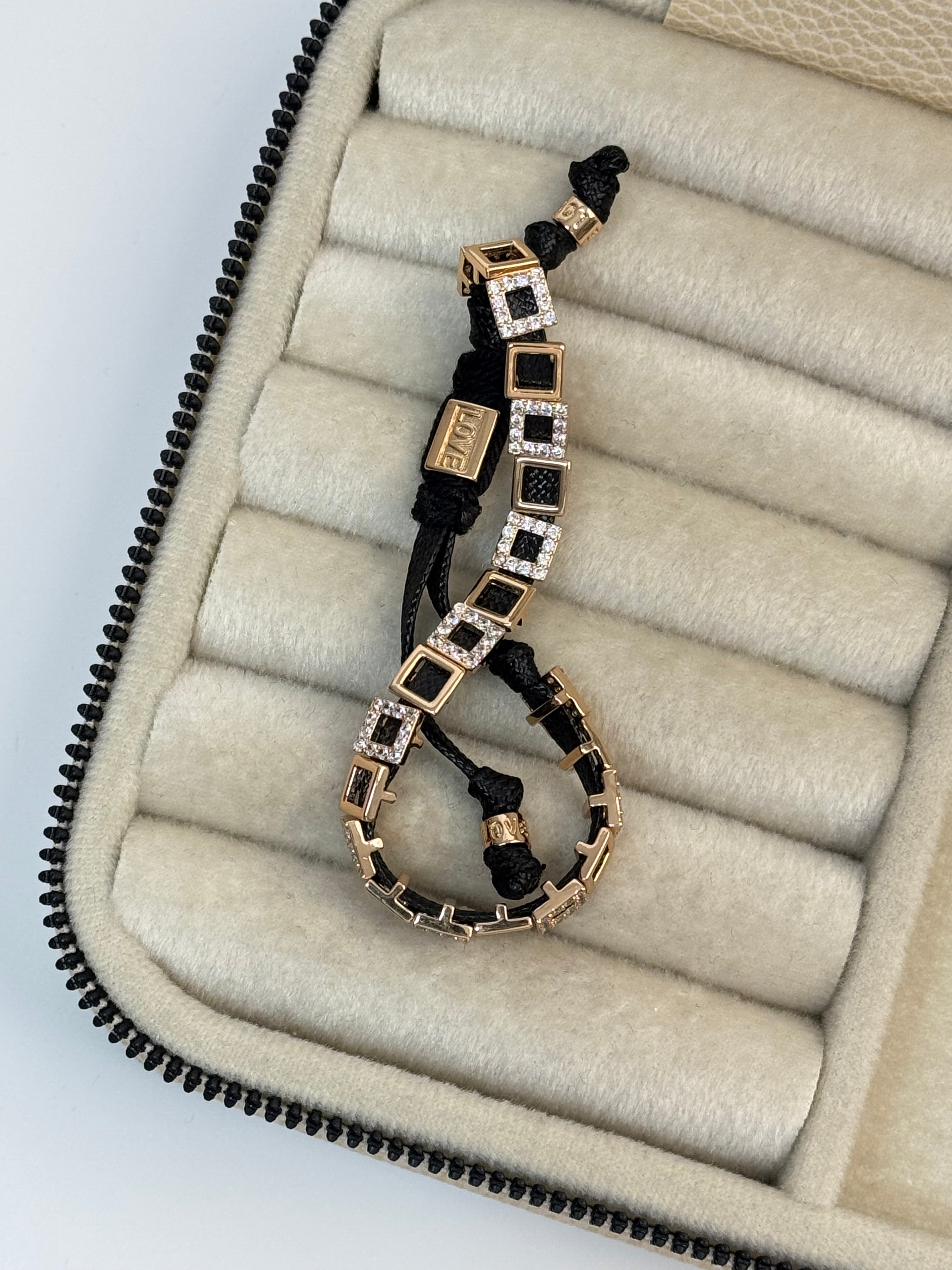 İTHAL KÜP DETAYLI GOLD SİYAH İPLİ BİLEKLİK