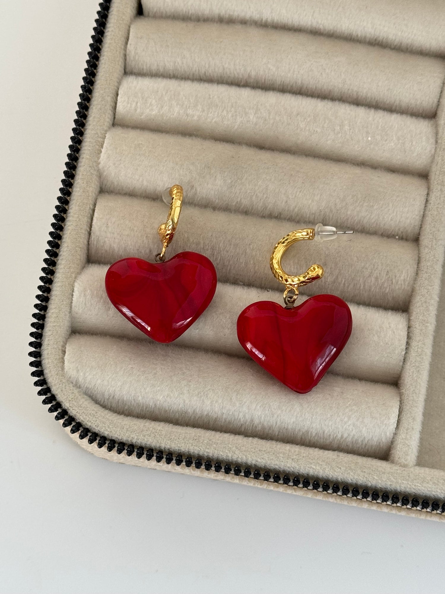 KIRMIZI KALPLİ CAM BONCUK DETAYLI ALTIN KAPLAMA KÜPE