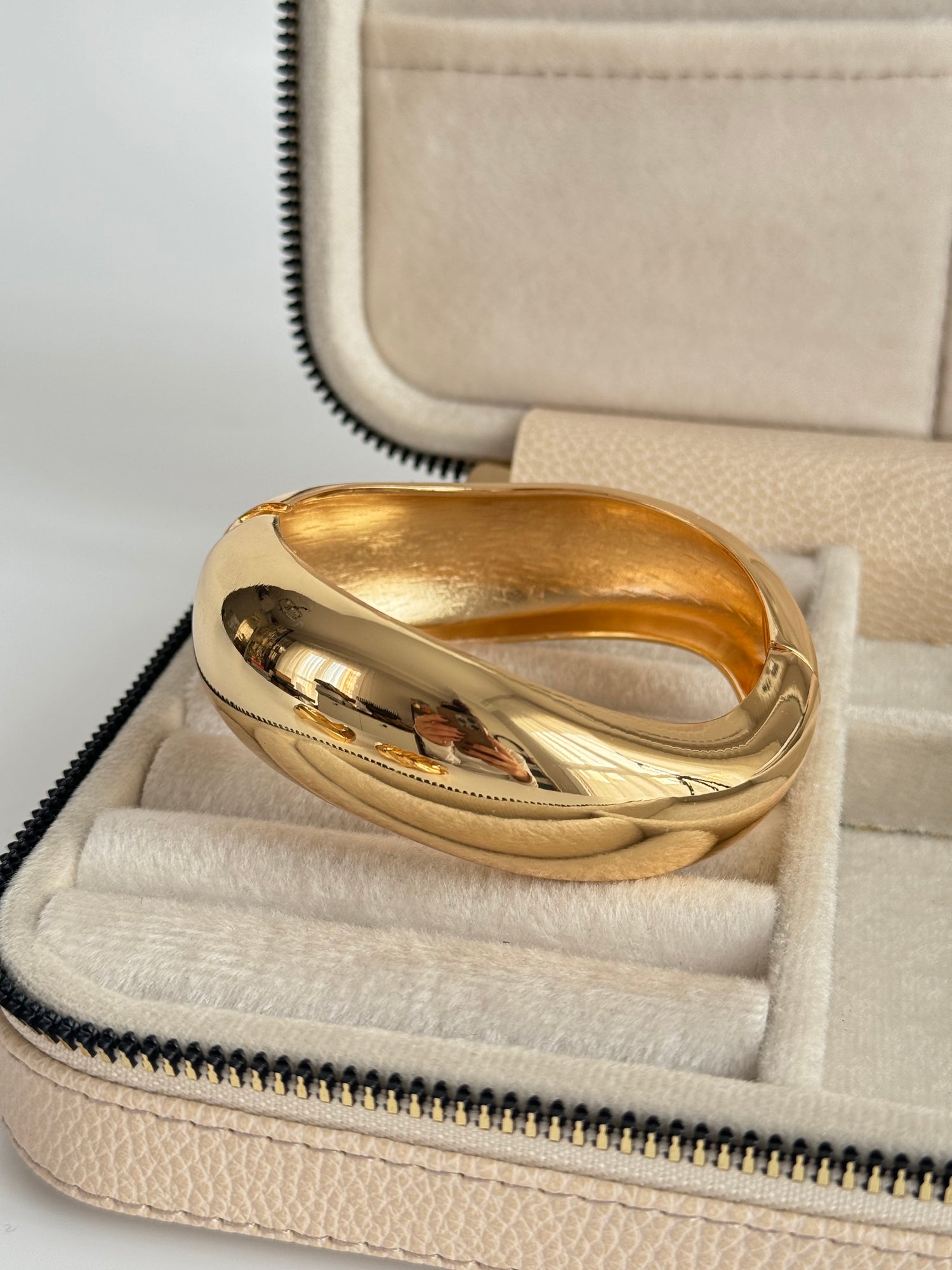 İTHAL ASİMETRİK DETAYLI KALIN GOLD KELEPÇE BİLEZİK