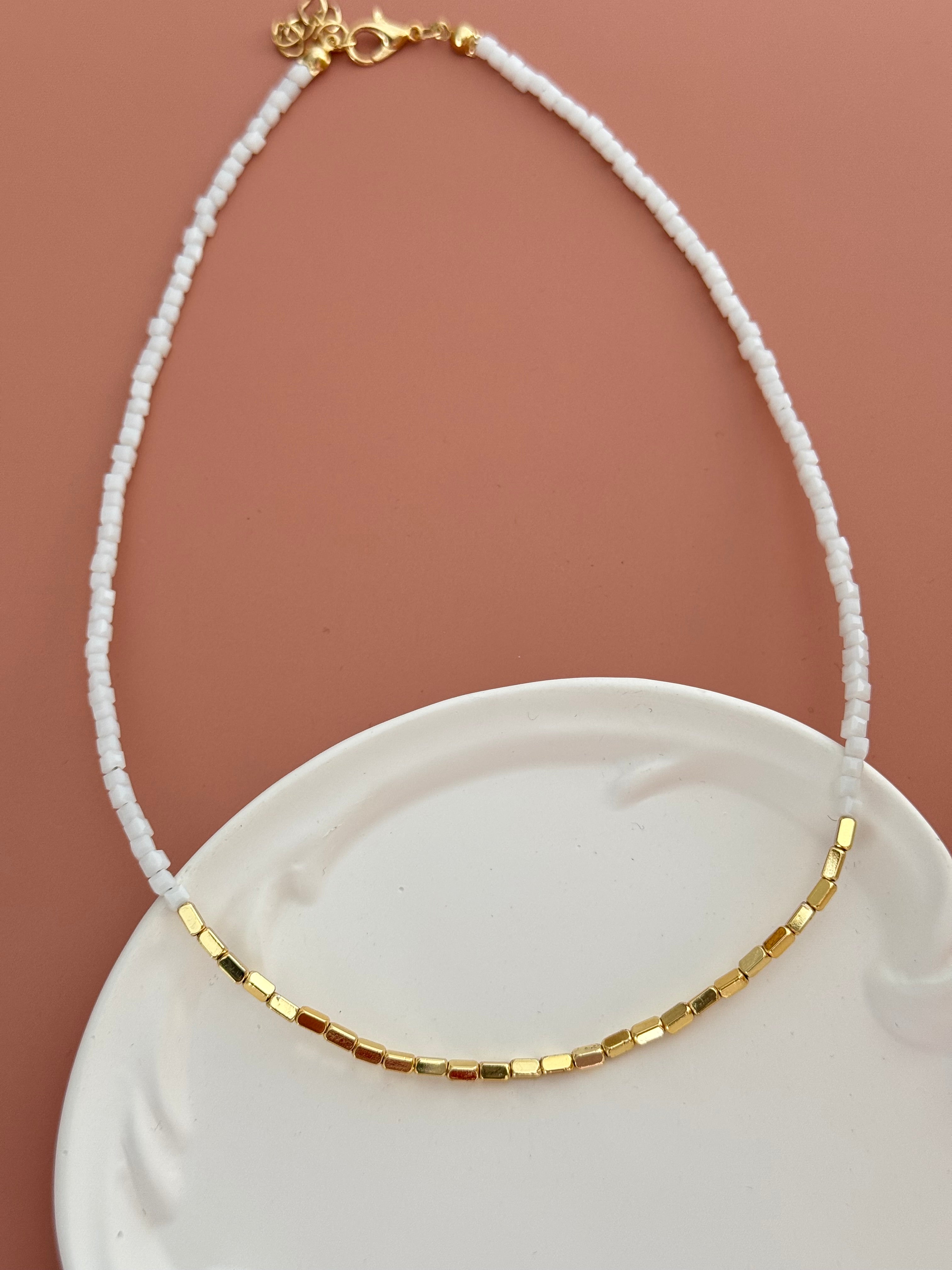 ARİN BEYAZ CAM BONCUKLU ALTIN KAPLAMA DETAYLI KOLYE