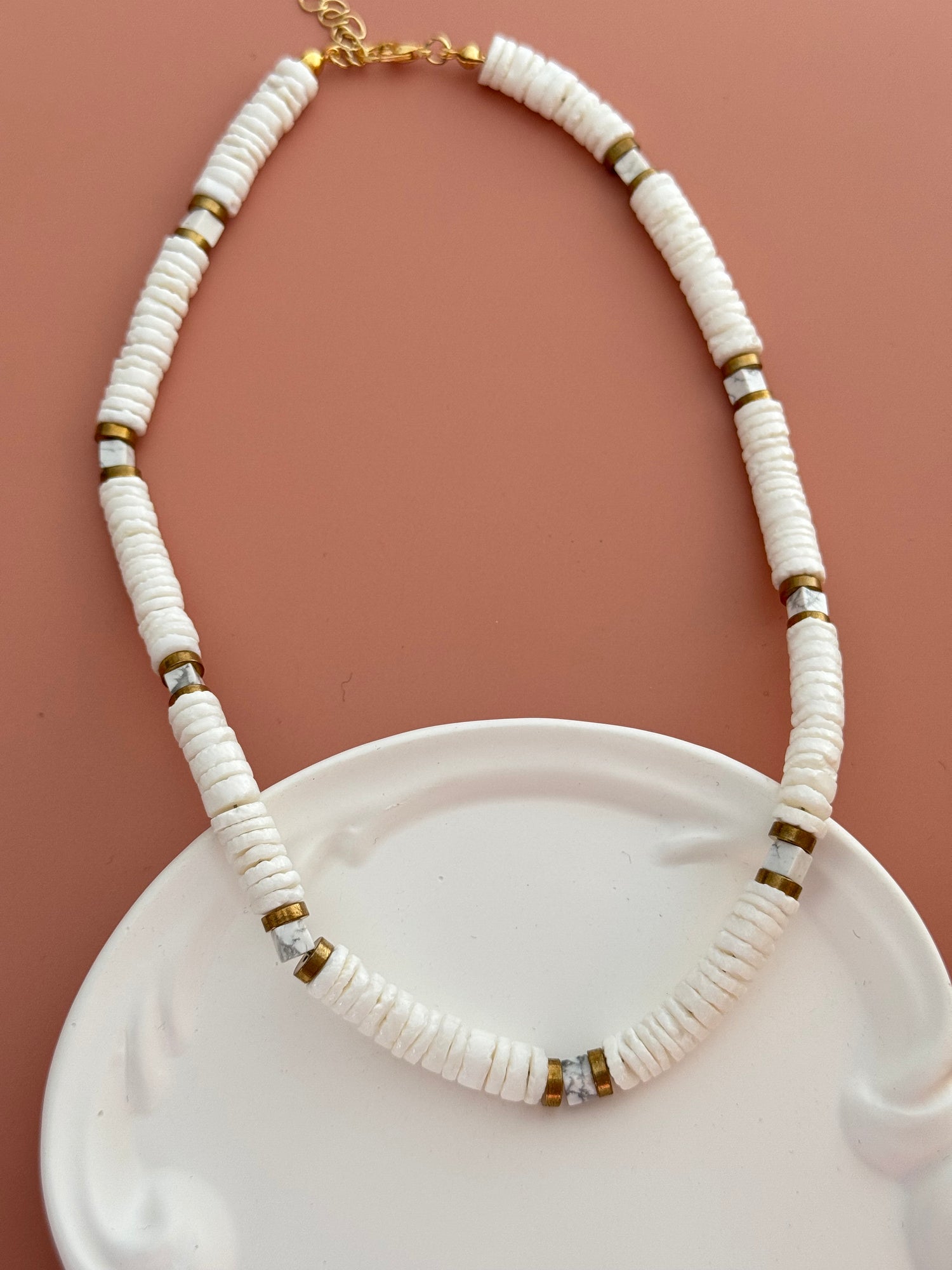 NİVA DOĞAL TAŞ DETAYLI GERÇEK SEDEF TAŞLI ALTIN KAPLAMA DETAYLI KOLYE