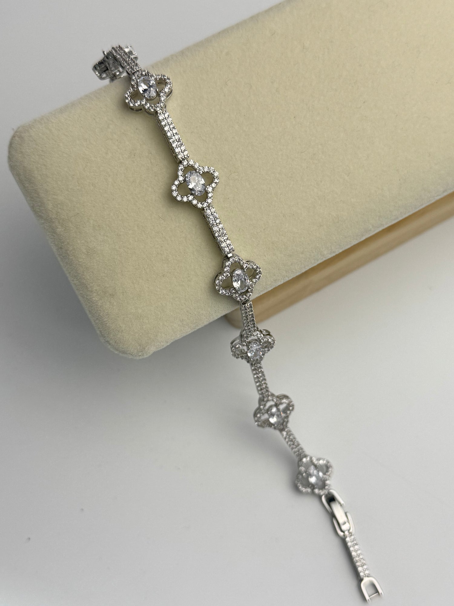 ÇİÇEK DETAYLI İTHAL ZİRKON TAŞLI SİLVER BİLEKLİK