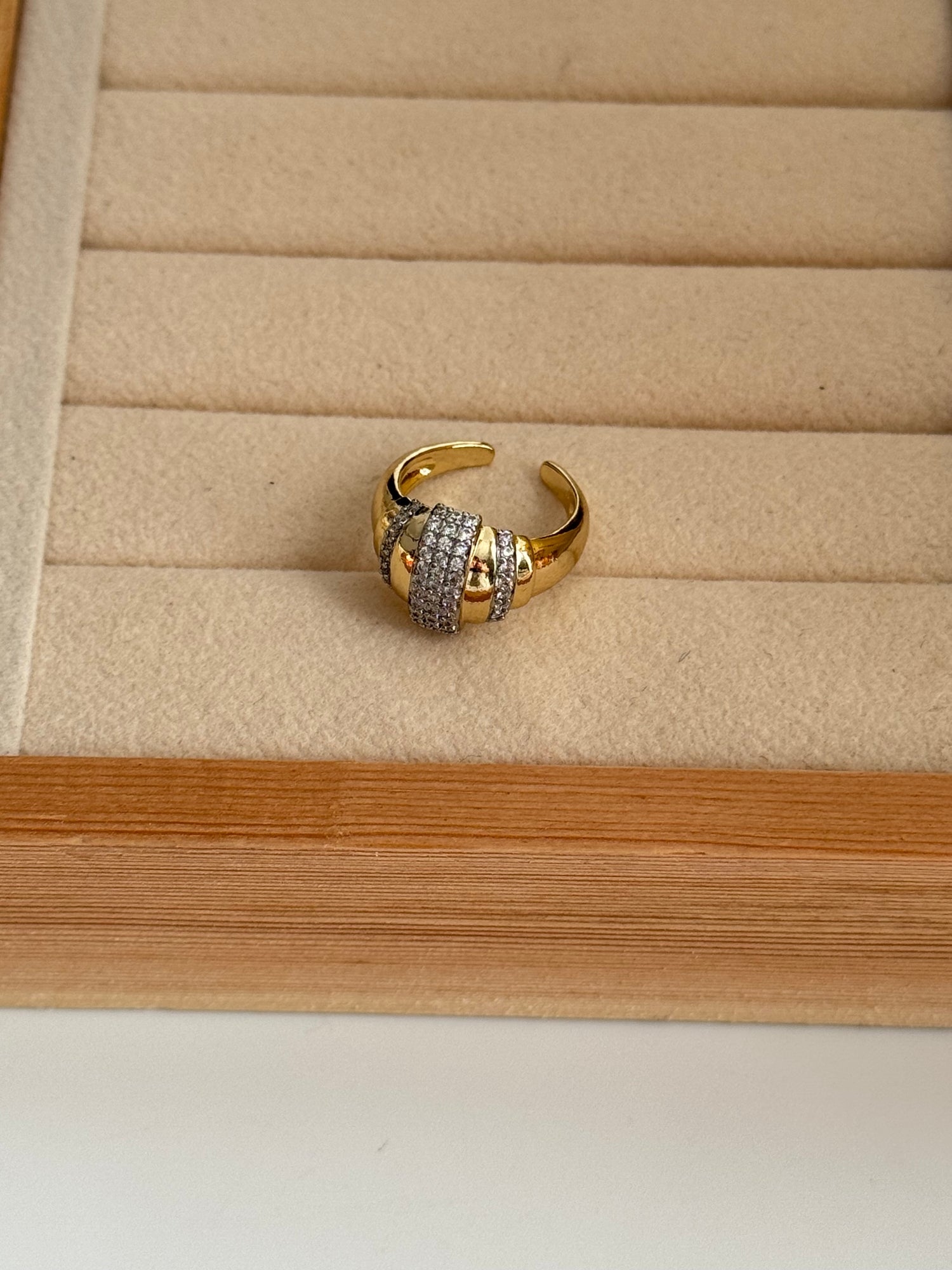 EYLA TAŞ DETAYLI KIKIRDAK KÜPE EARCUFF