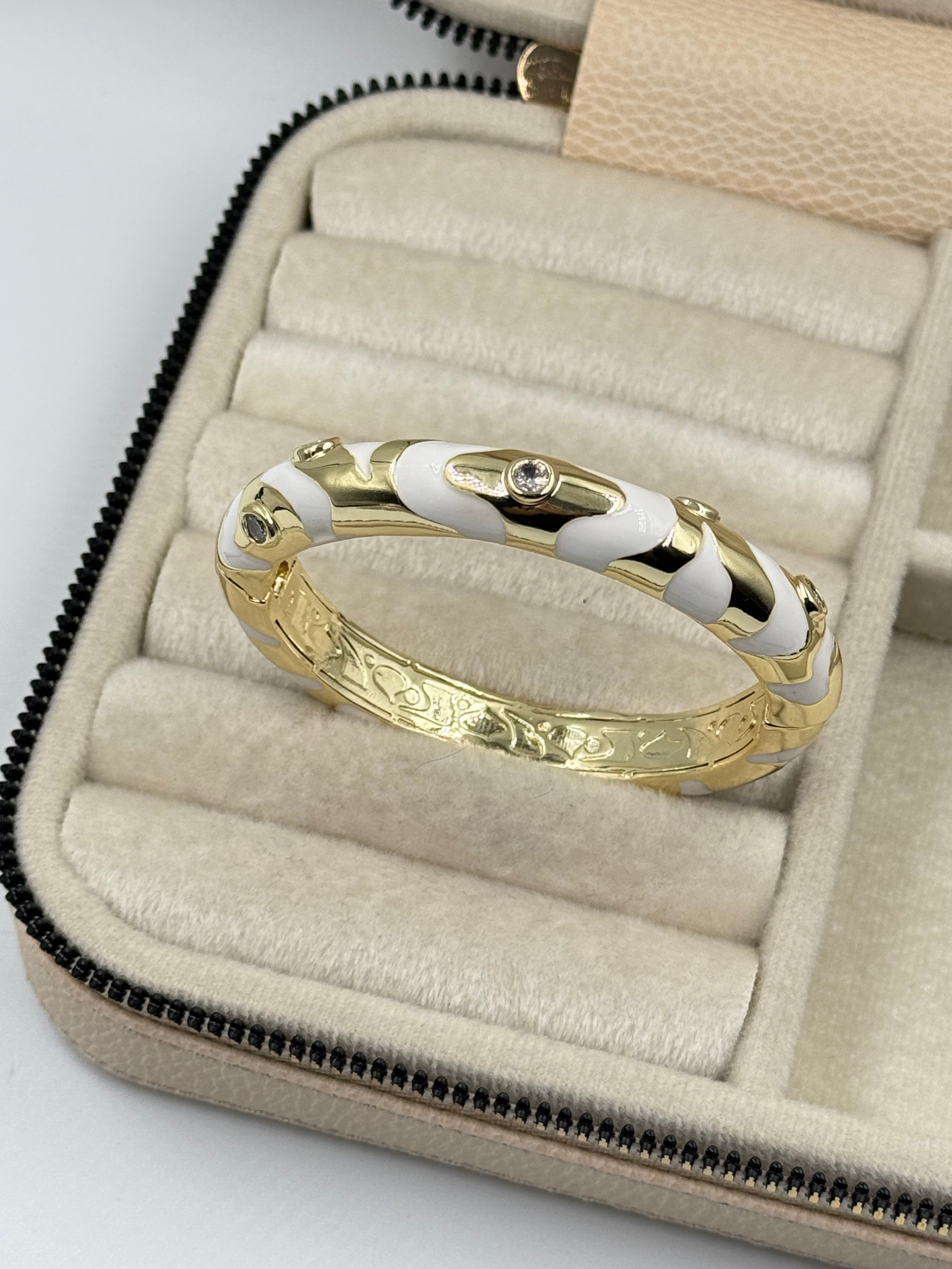 İTHAL BEYAZ MİNELİ TAŞ DETAYLI GOLD KELEPÇE BİLEZİK