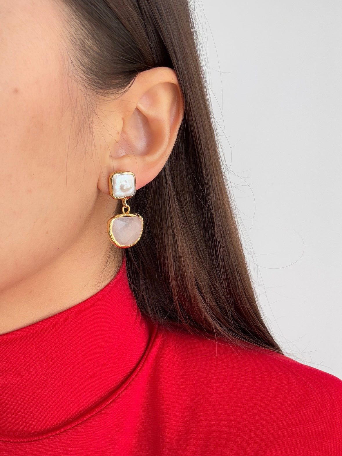 İNCİ VE DOĞAL TAŞ DETAYLI ALTIN KAPLAMA KÜPE