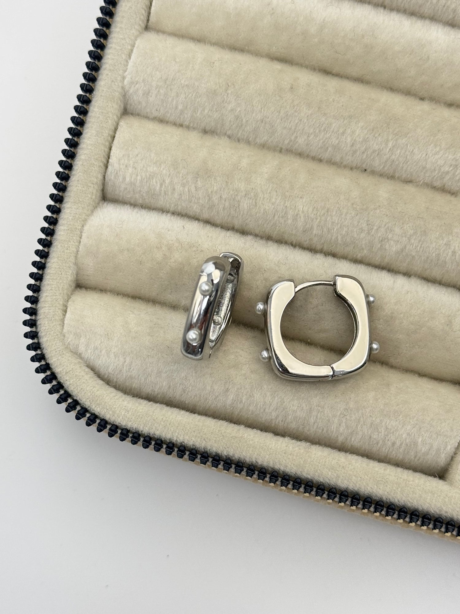 İTHAL İNCİ DETAYLI KARE HALKA SİLVER KÜPE