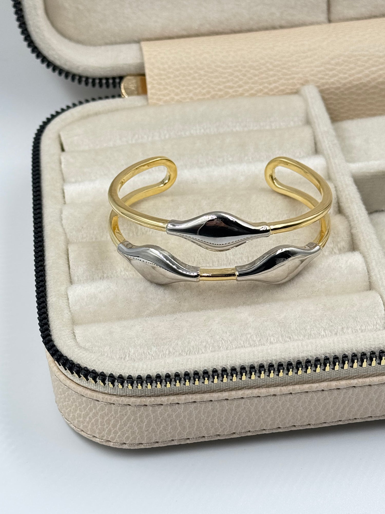 İTHAL SİLVER ASİMETRİK DETAYLI GOLD KELEPÇE BİLEZİK