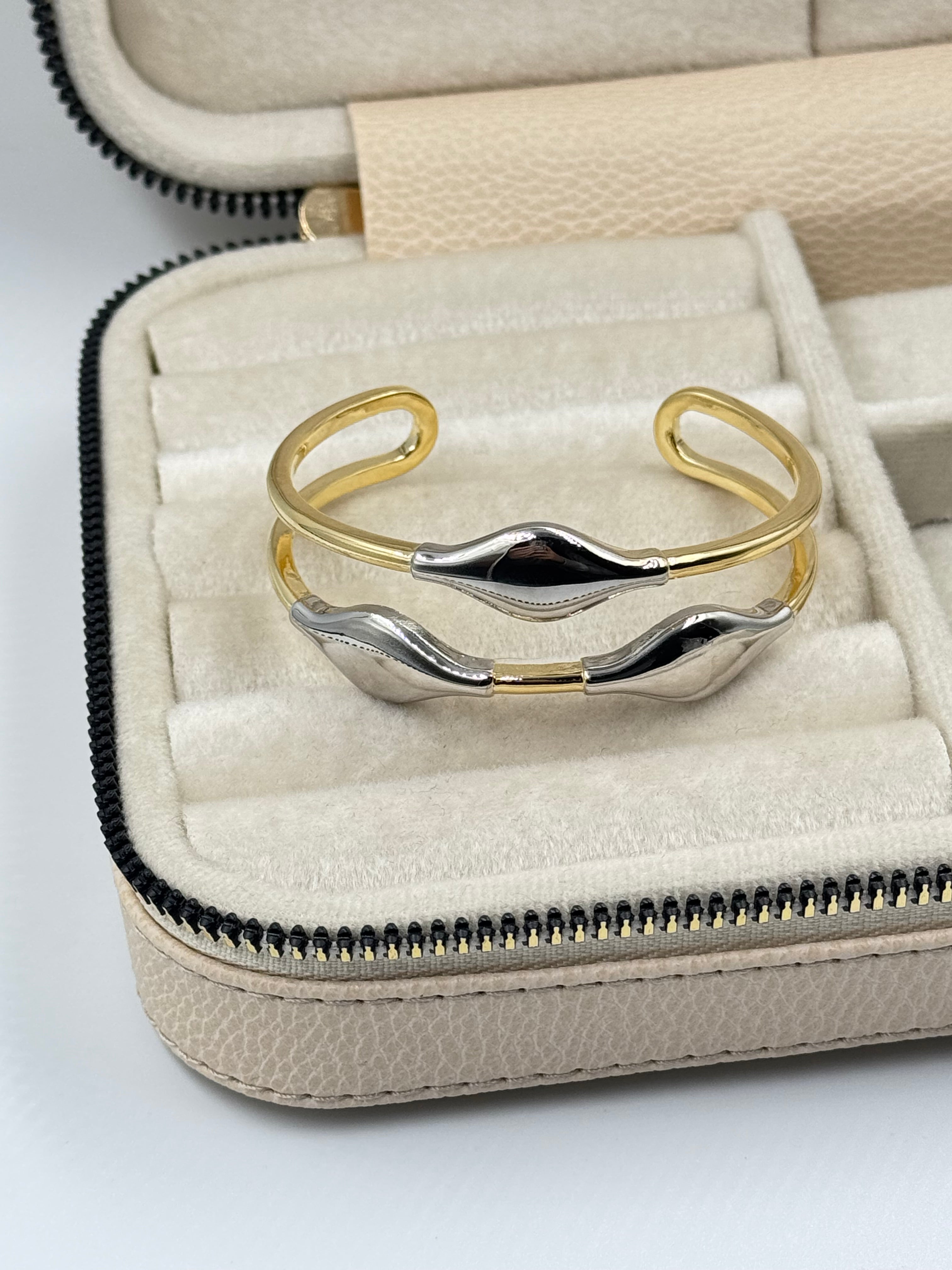 İTHAL SİLVER ASİMETRİK DETAYLI GOLD KELEPÇE BİLEZİK