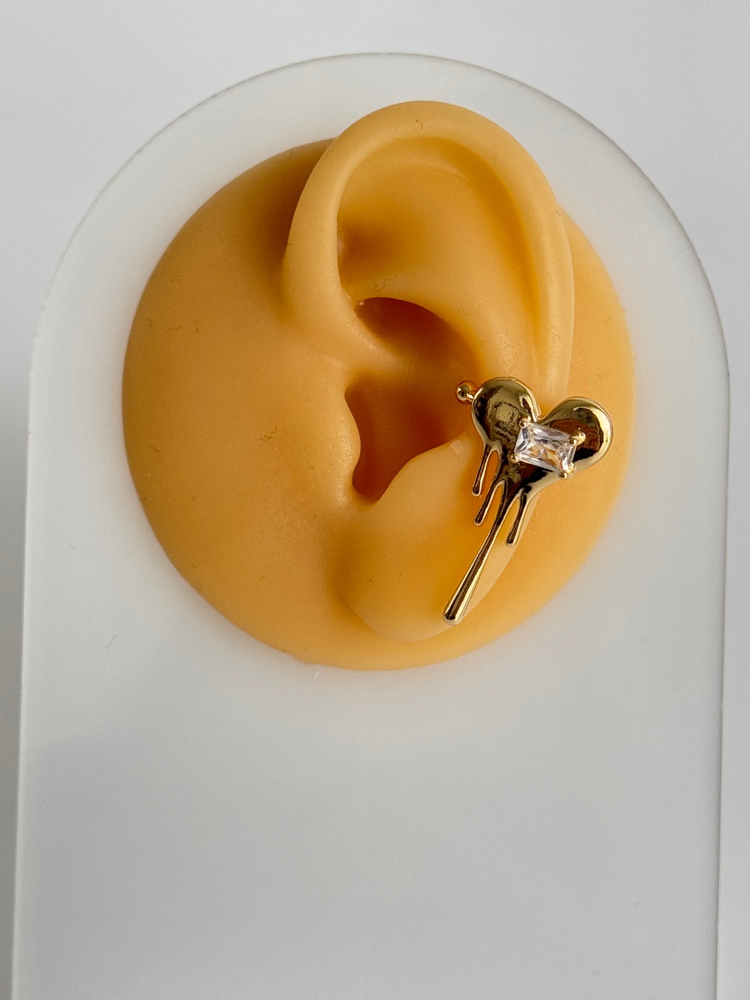 İTHAL KALP DETAYLI GOLD KIKIRDAK KÜPE EARCUFF