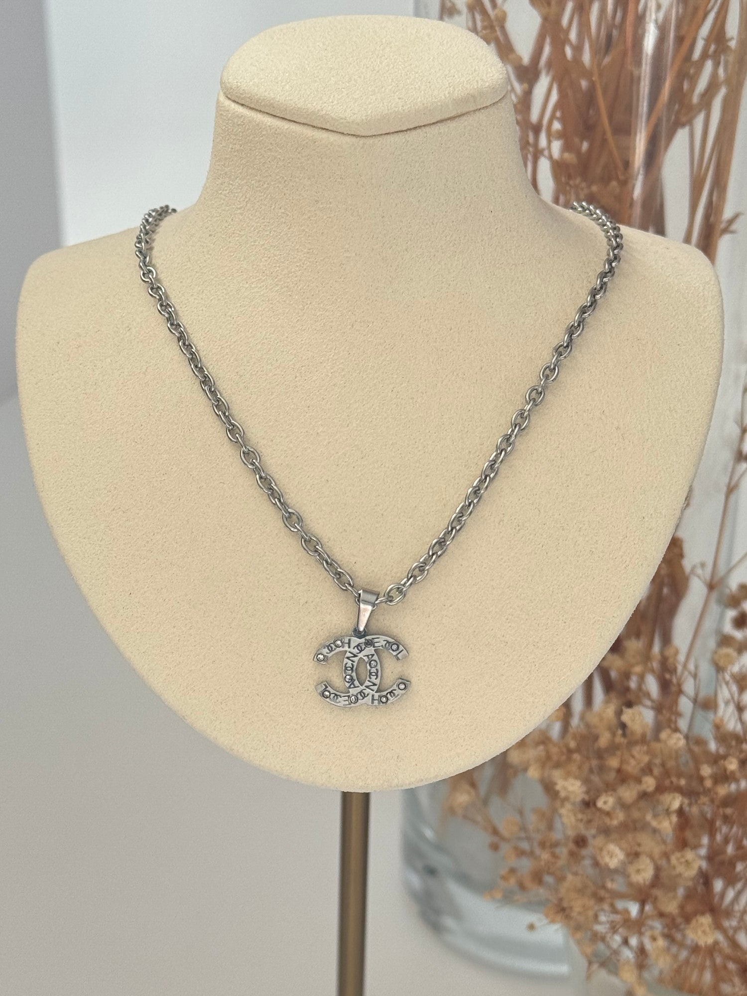 TAŞ DETAYLI MARKA MODEL SİLVER ÇELİK KOLYE