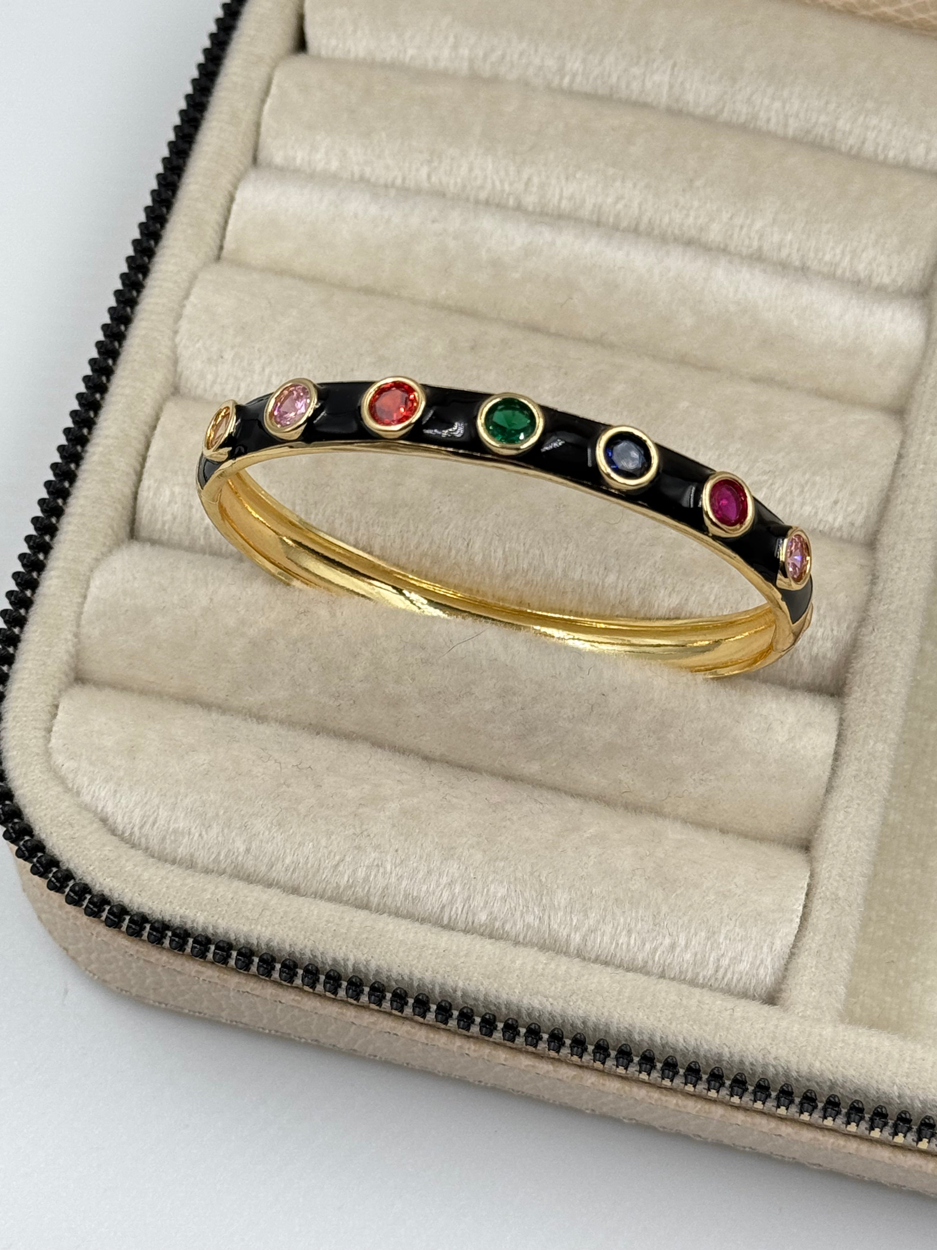 İTHAL SİYAH MİNELİ RENKLİ TAŞ DETAYLI GOLD KELEPÇE BİLEZİK