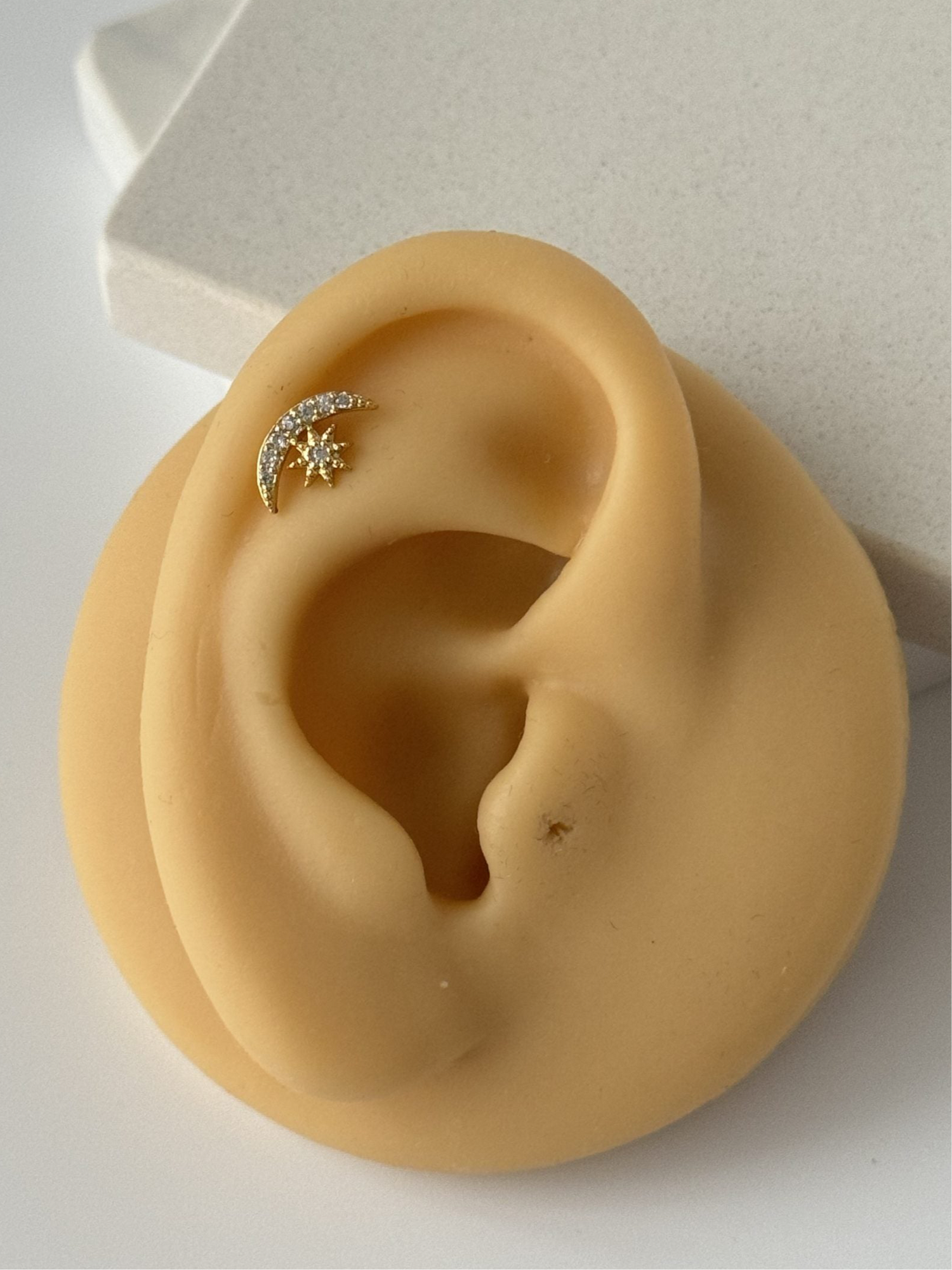 AY TRAGUS PİERCİNG